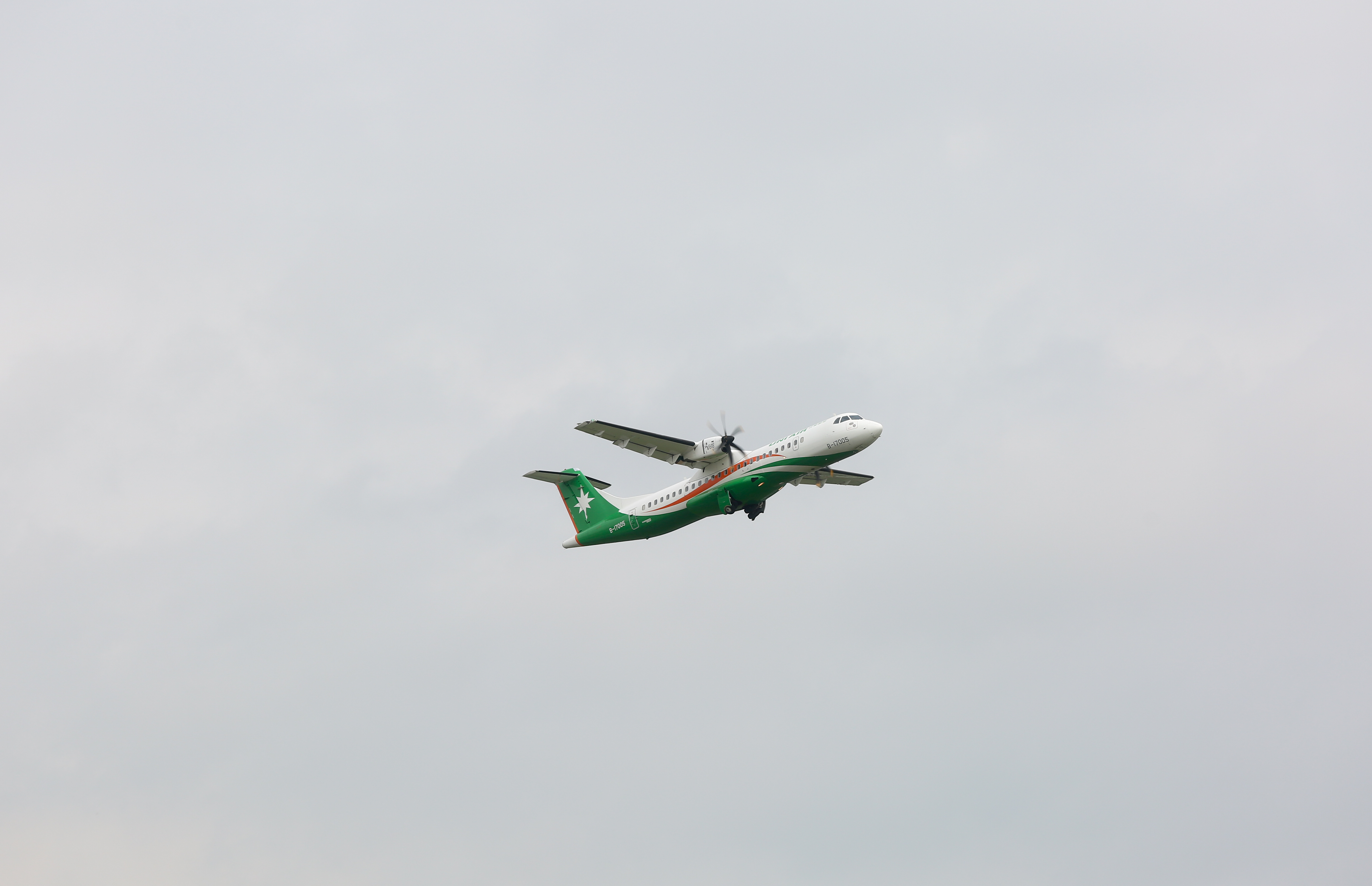 立榮航空1架原訂自台東飛往松山機場的客機,在地面空橋前,機師發現飛機液壓系統發出警報,隨即停止起飛程序,航班因此取消。(本刊資料照)