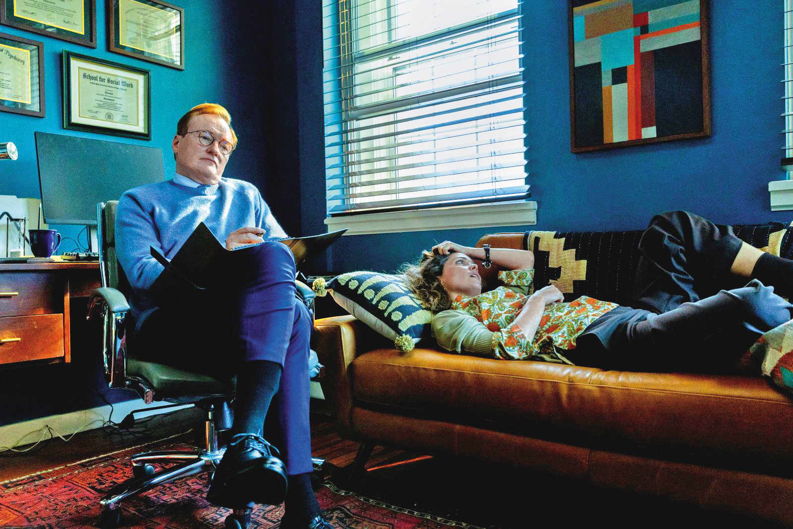 片中蘿絲拜恩被生活各種鳥事壓到喘不過氣，想求救自己的心理諮商師，卻遭對方放棄治療。（好威映象提供）