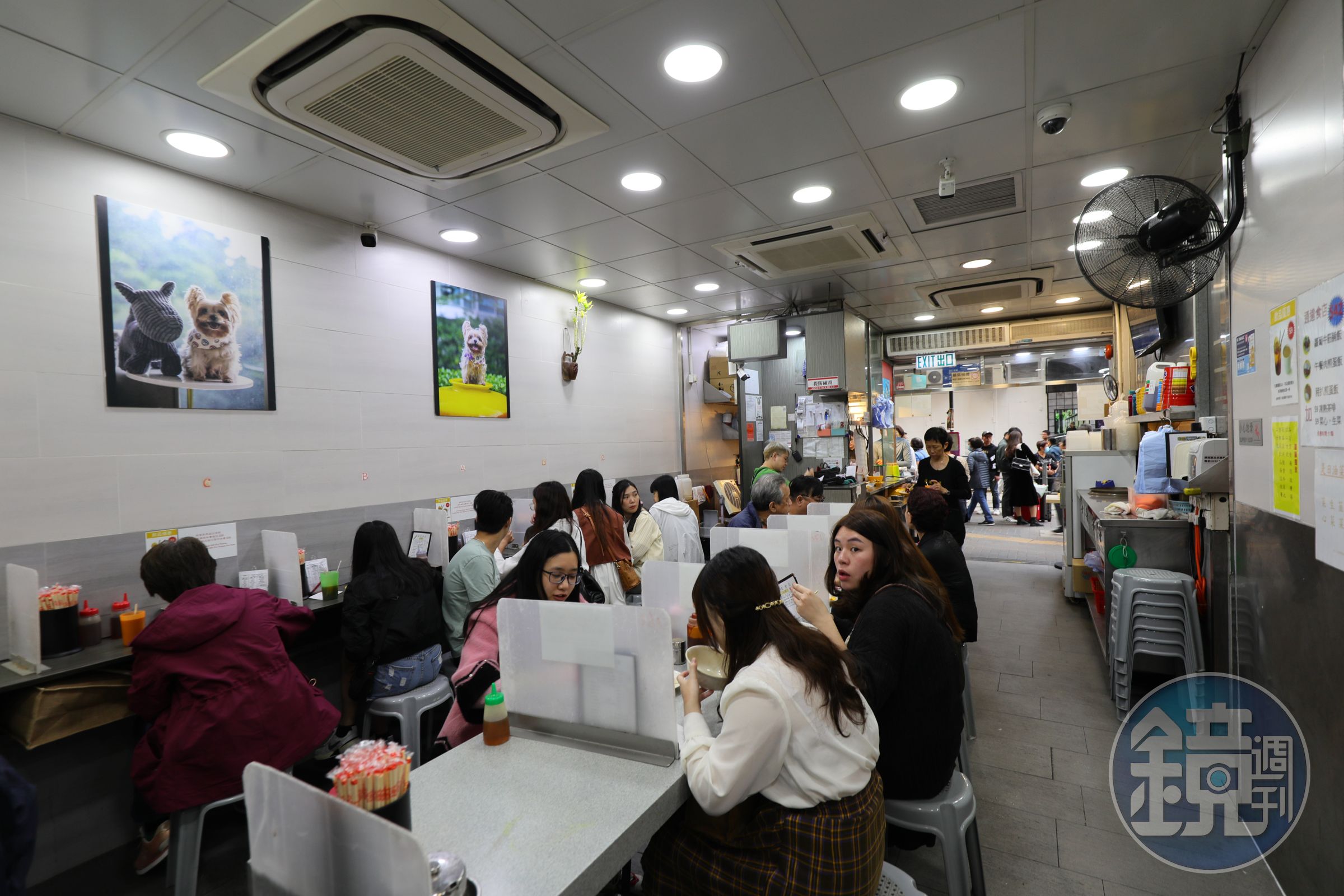 因為店小人稠,在「通達食店」內用有低消港幣20元的限制。