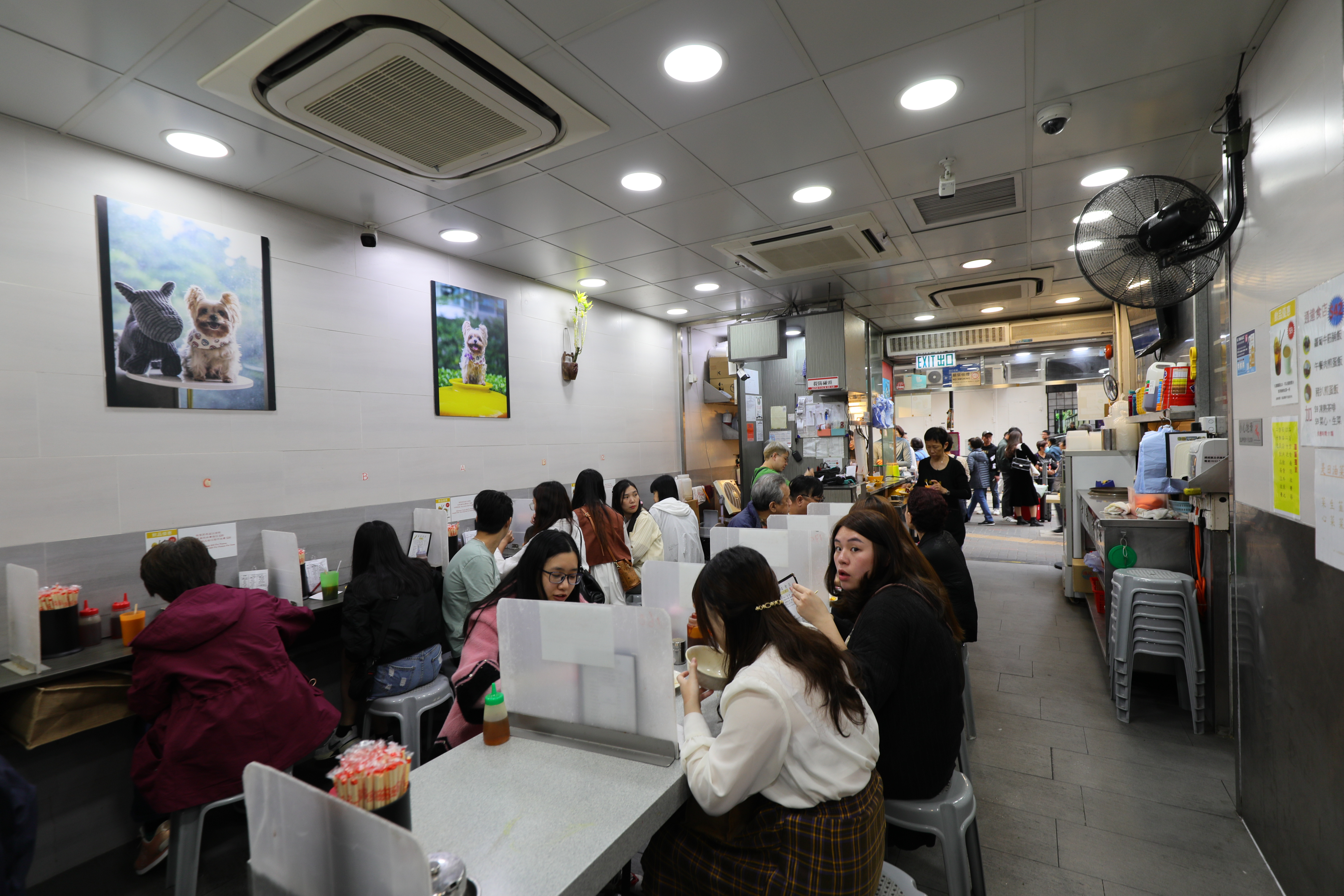 因為店小人稠,在「通達食店」內用有低消港幣20元的限制。