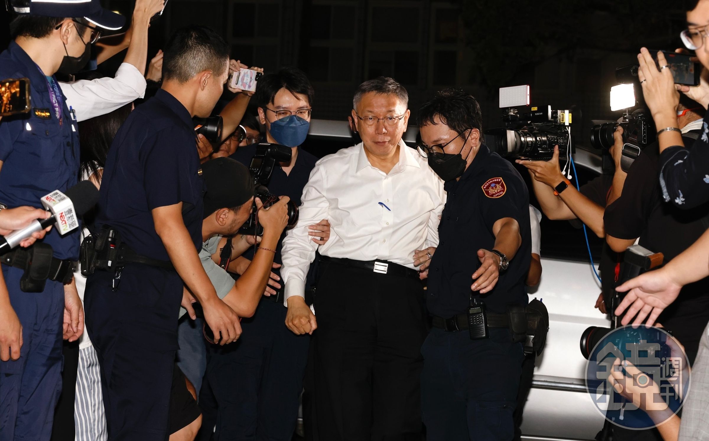 柯文哲今凌晨遭北檢當庭逮捕，柯認為程序不合法聲請提審，北院審理後裁定逮捕合法，駁回柯的聲請。