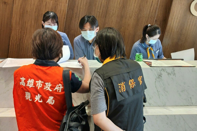 高市觀光局與消保官近日前往市區旅館進行稽查，防止業者趁機哄抬房價。（高市觀光局提供）