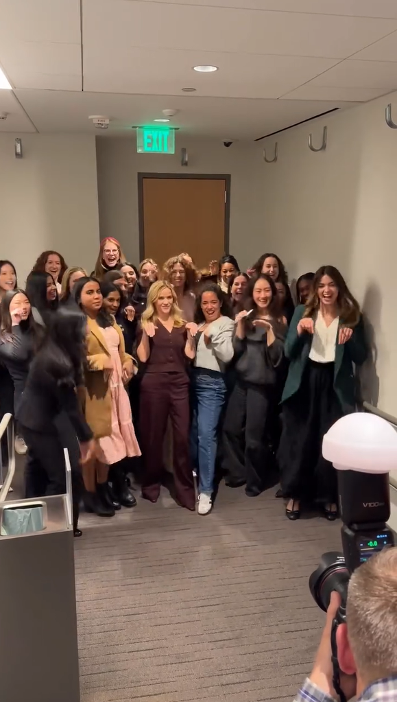 薇斯朋與哈佛師生重現經典的「彎腰撿東西」橋段。（翻攝reesewitherspoon IG）