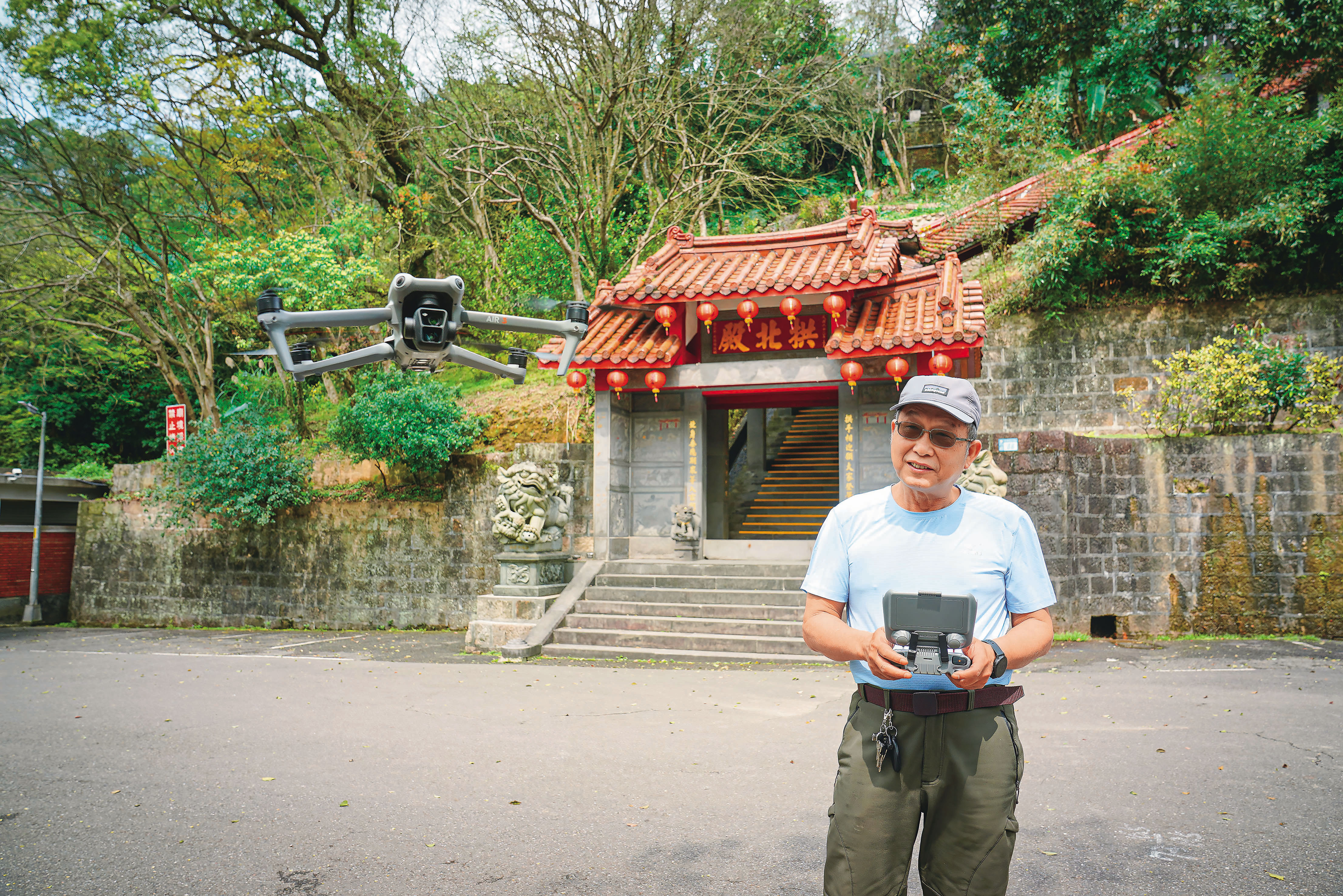 謝佳穎這2年愛上空拍機,也熱愛攝影,他比喻花時間等待光影,就像股價漲時必須配合產業時機。