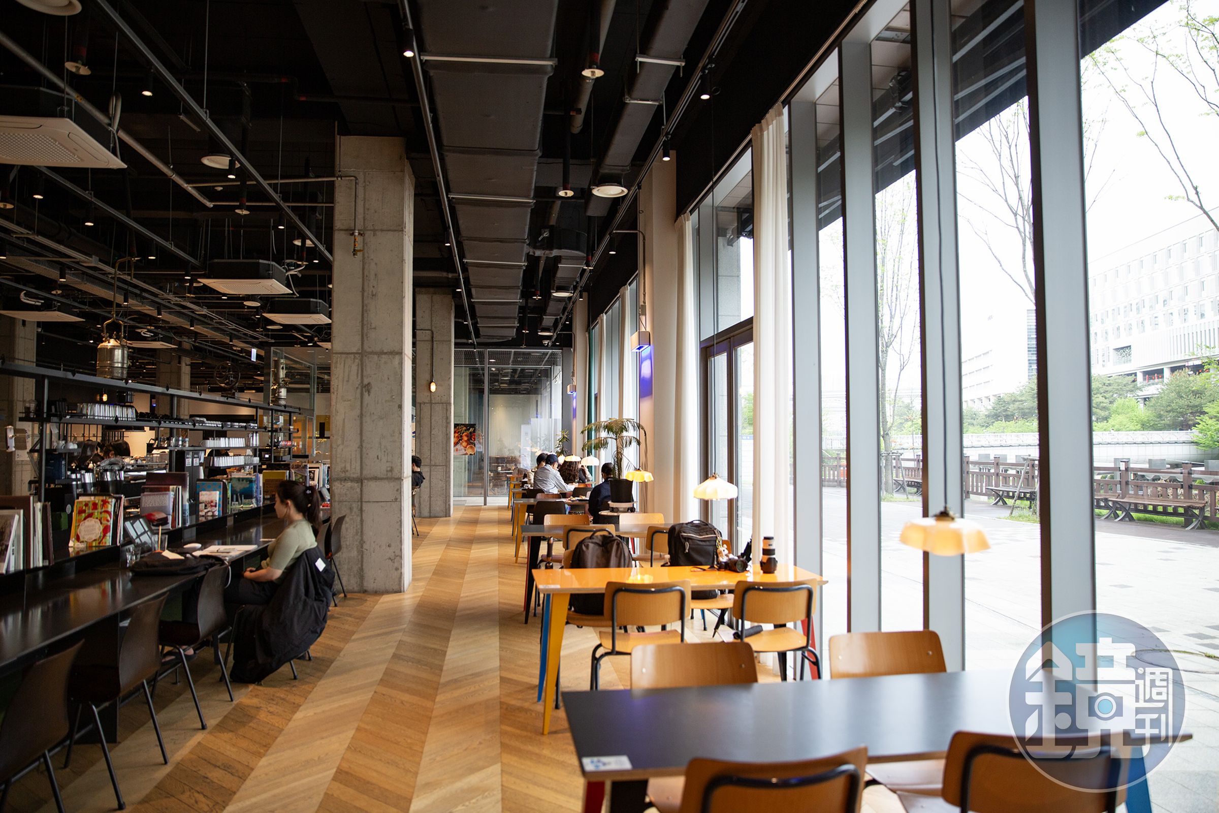 TERAROSA COFFEE內部空間採光極佳，大片自然光灑落，營造出舒適的工作氛圍。