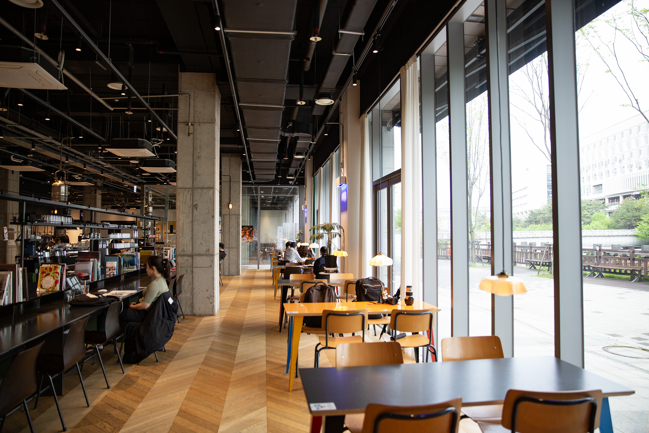 TERAROSA COFFEE內部空間採光極佳，大片自然光灑落，營造出舒適的工作氛圍。