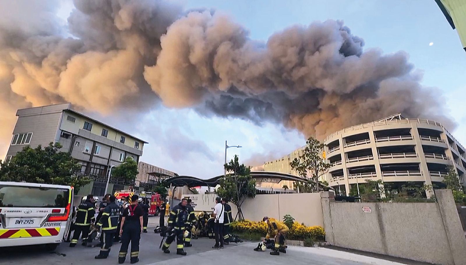 去年一把火燒毀三元能源高雄鋰電池廠，重傷台泥獲利。（鏡新聞提供）