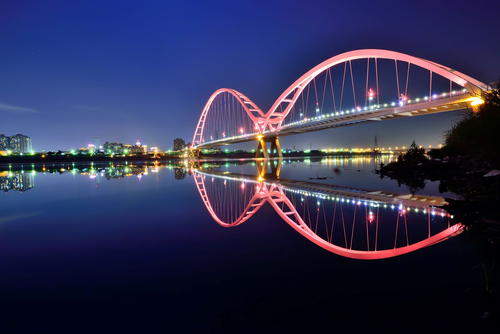 新月橋光雕是許多遊客與攝影愛好者的熱門景點。（謝佑欣攝影，新北市高灘處提供）