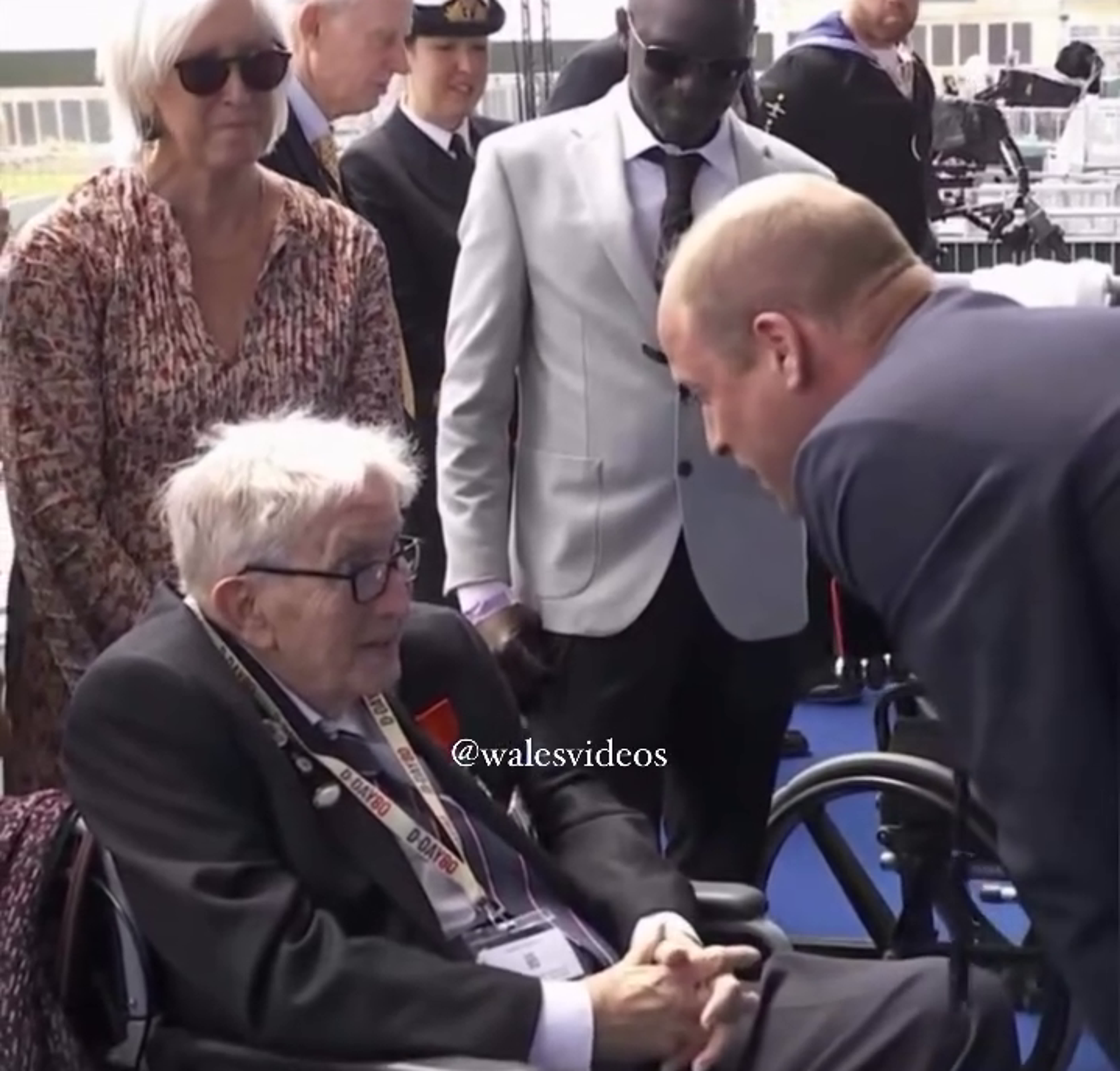 威廉王子和100歲的老兵傑弗里維文交談,透露妻子的病況有好轉。(翻攝walesvideos IG)