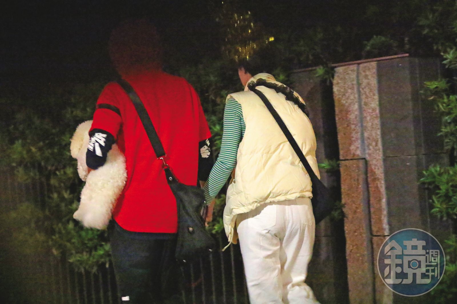 18：34 兩人一轉身就手挽手，顯然是幸福日常