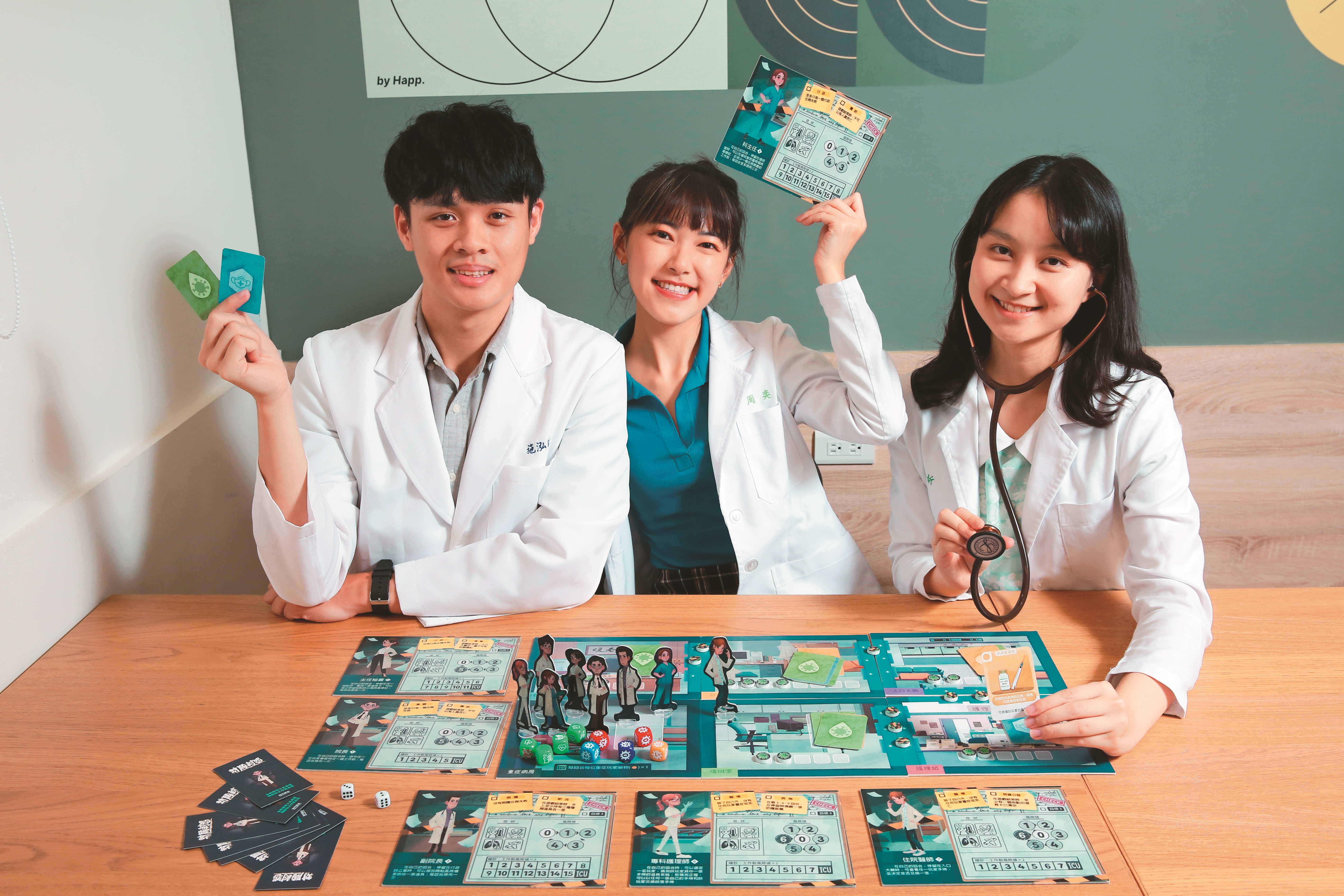 醫起玩工作室施泓誠（左起）、周奕伶、陳姸妡等人共同打造《封願。封怨》，希望讓大眾同理醫療抉擇的兩難。