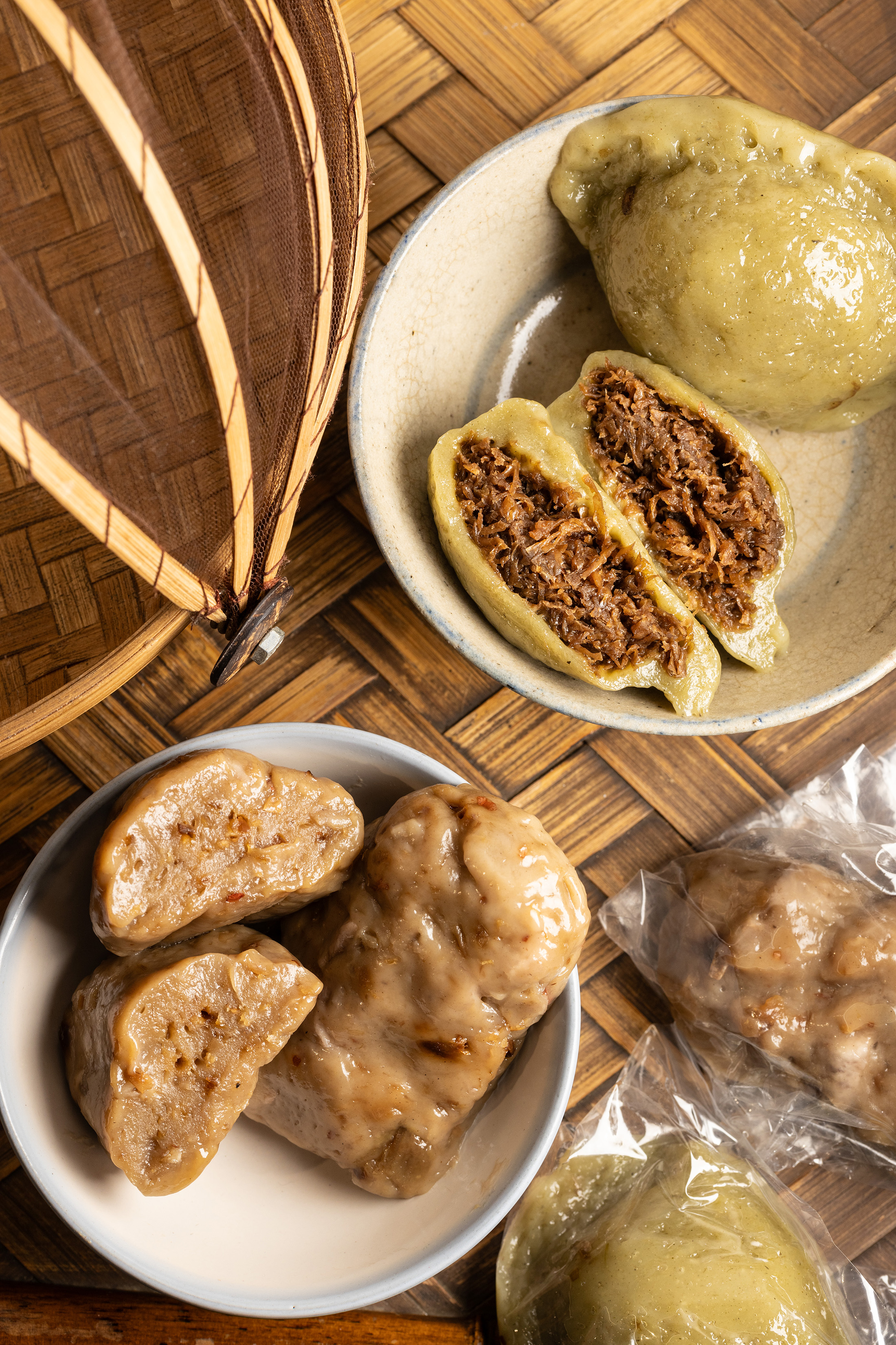 老客人最愛的「草仔粿」（上）以「菜脯米」最受歡迎，蘿蔔絲內餡香氣十足；「芋粿巧」（下）選用苗栗公館出產的鬆軟綿密芋頭製作。（皆35元／個）