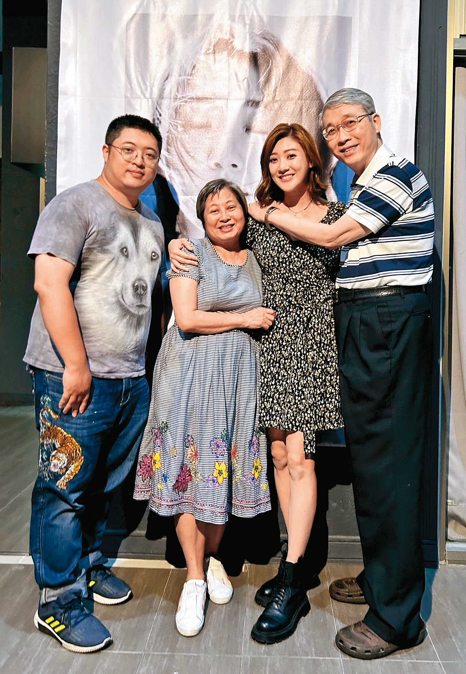 林逸欣（右二）和家人感情緊密，三不五時就回台南團聚。左起為哥哥、媽媽及爸爸。（欣宇宙提供）