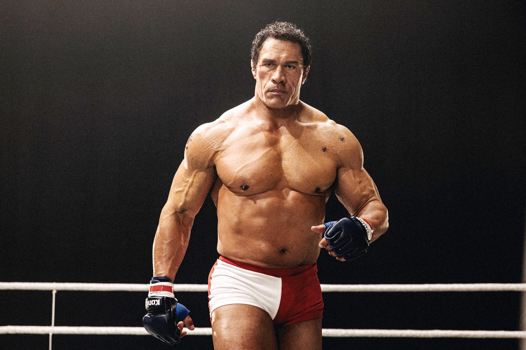 巨石強森在半年內迅速增重13公斤，並參加12週格鬥訓練營，讓動作更精準。（采昌提供）
