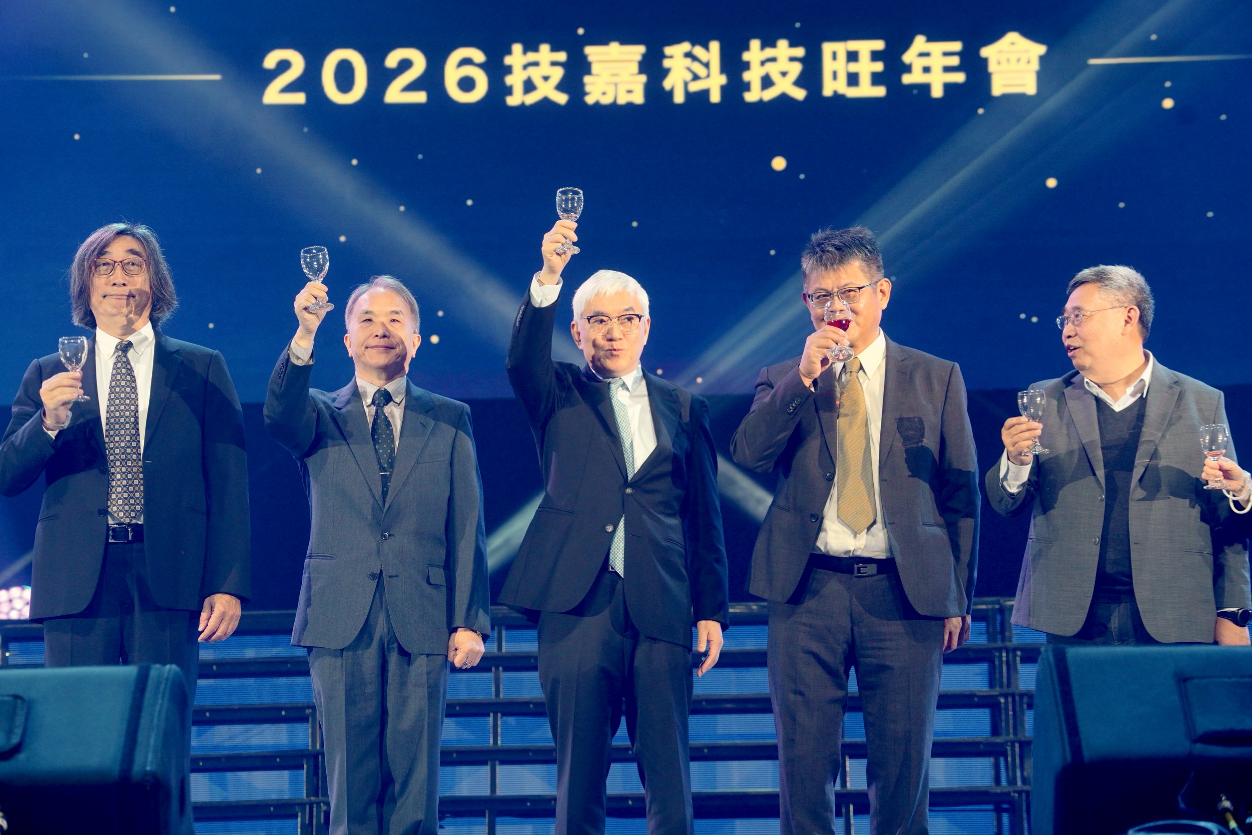 技嘉科技旺年會今(13)晚火熱登場,在南港展覽館席開327桌。