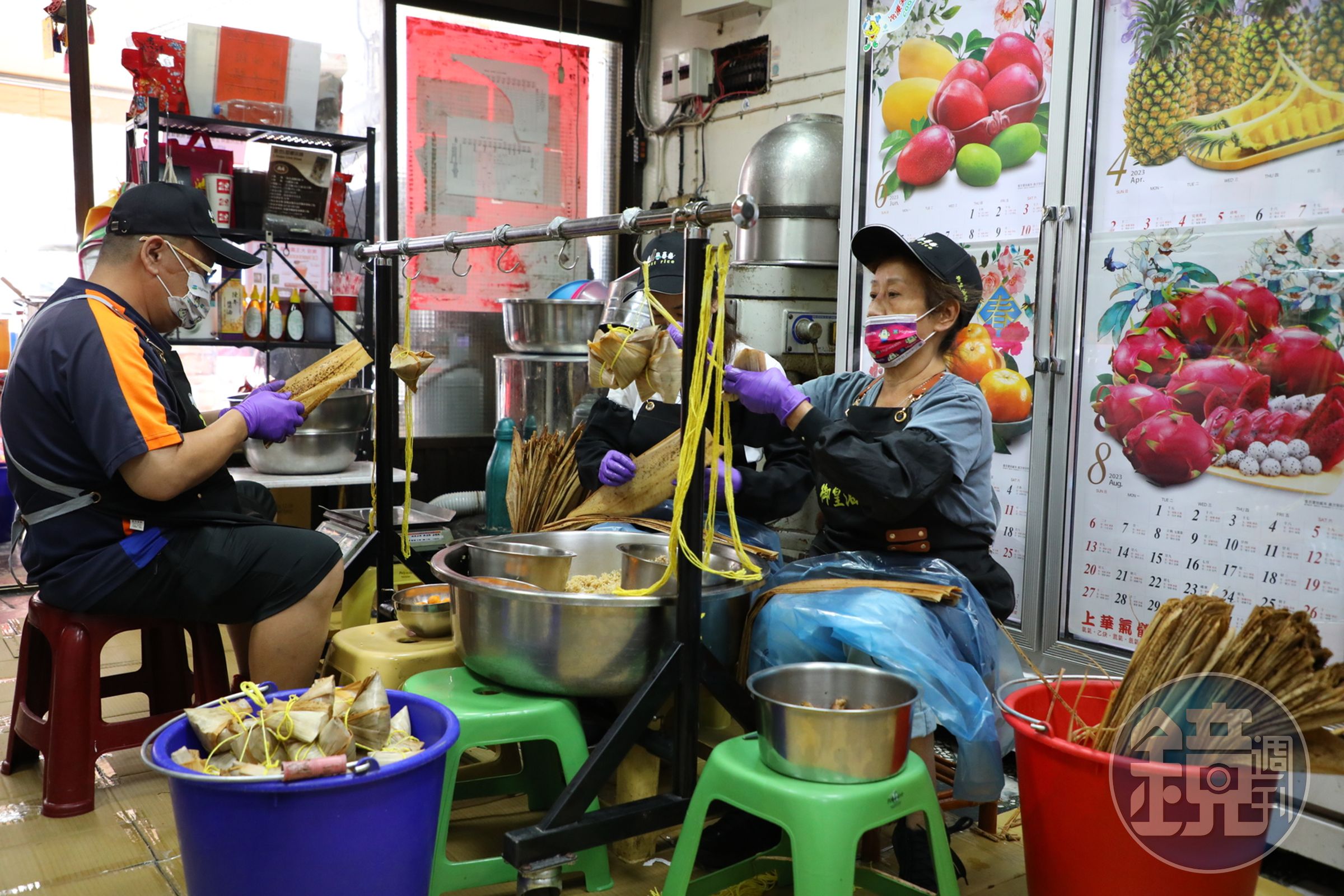 端午腳步接近「御皇油飯 古早味米食專賣,家族總動員一起包粽。