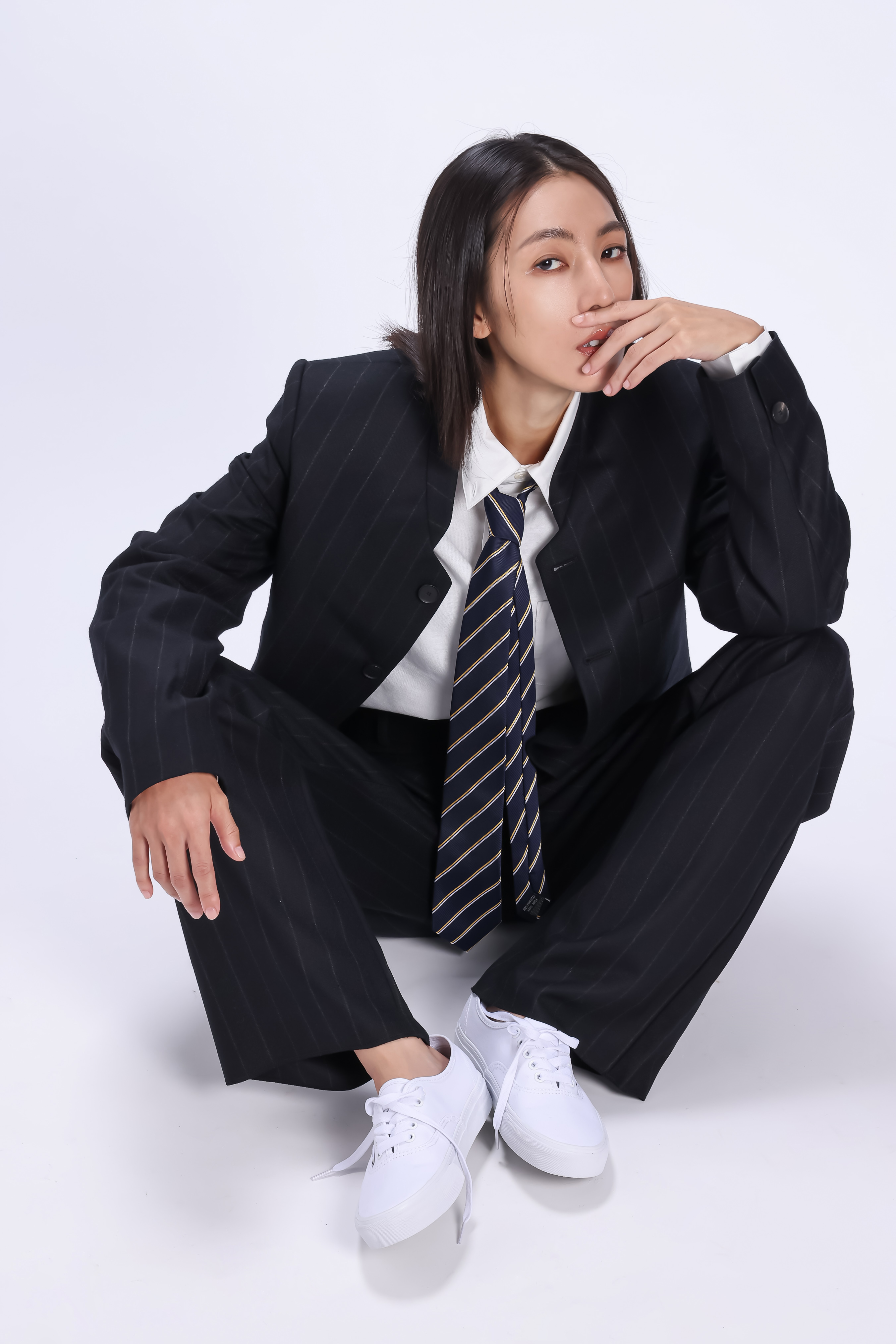 林辰唏身著午夜藍條紋西裝外套NT$45,900、午夜藍寬版西裝褲NT$22,500、白色牛津襯衫NT$15,500。（peter wu提供）