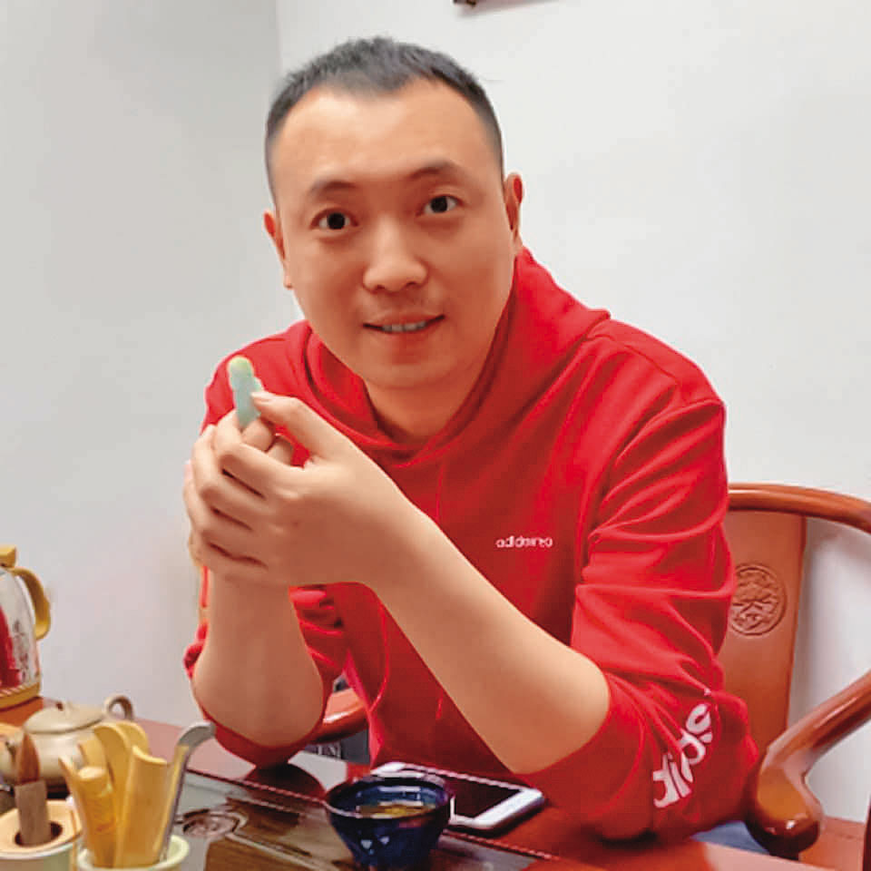 中國商人王燕軍(圖)找直播主在抖音推銷翡翠玉石,卻拿劣質品充數。(讀者提供).