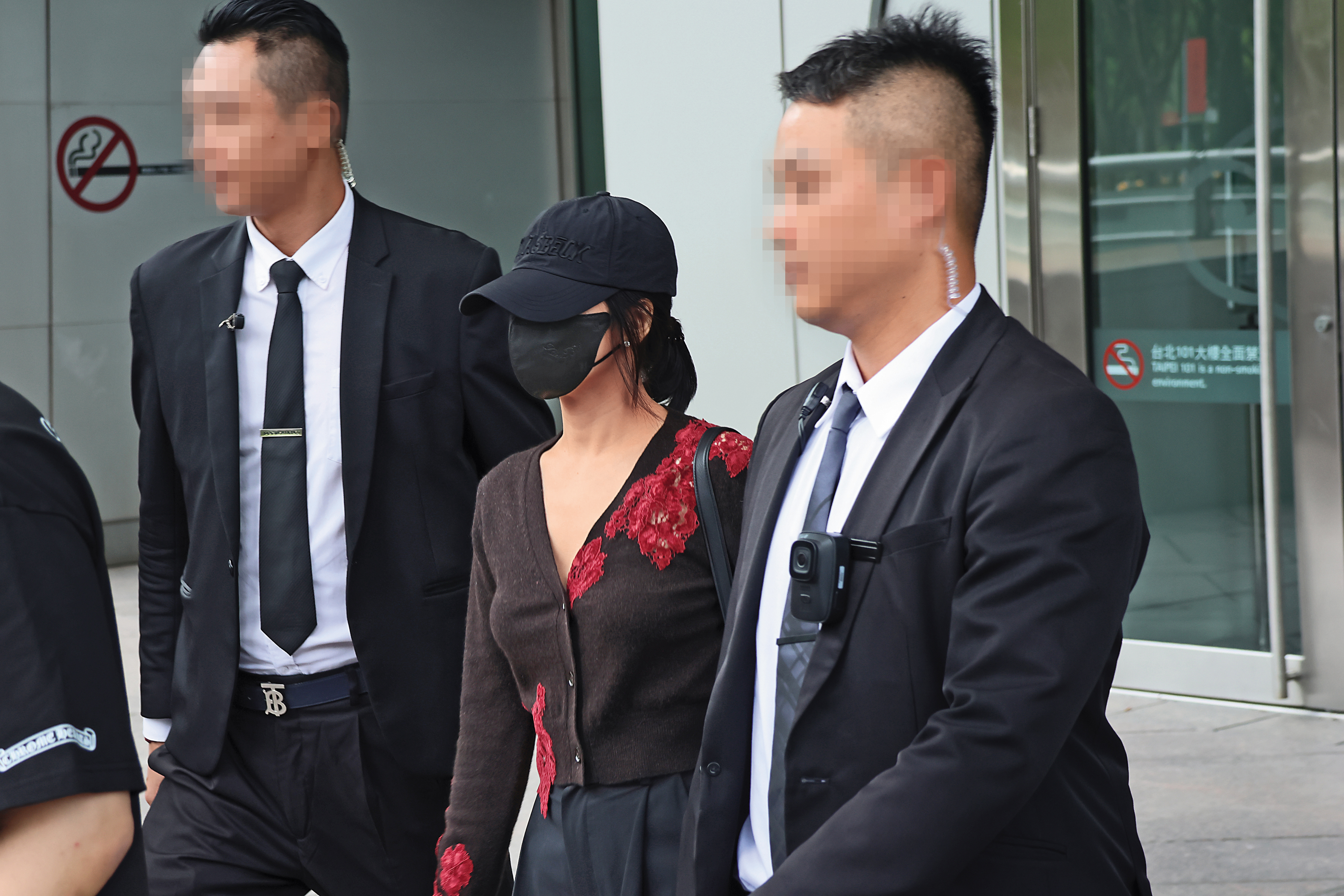 9/25 13：30，酒足飯飽後，宋慧喬在助理、保鑣等眾人的保護下走出台北101。