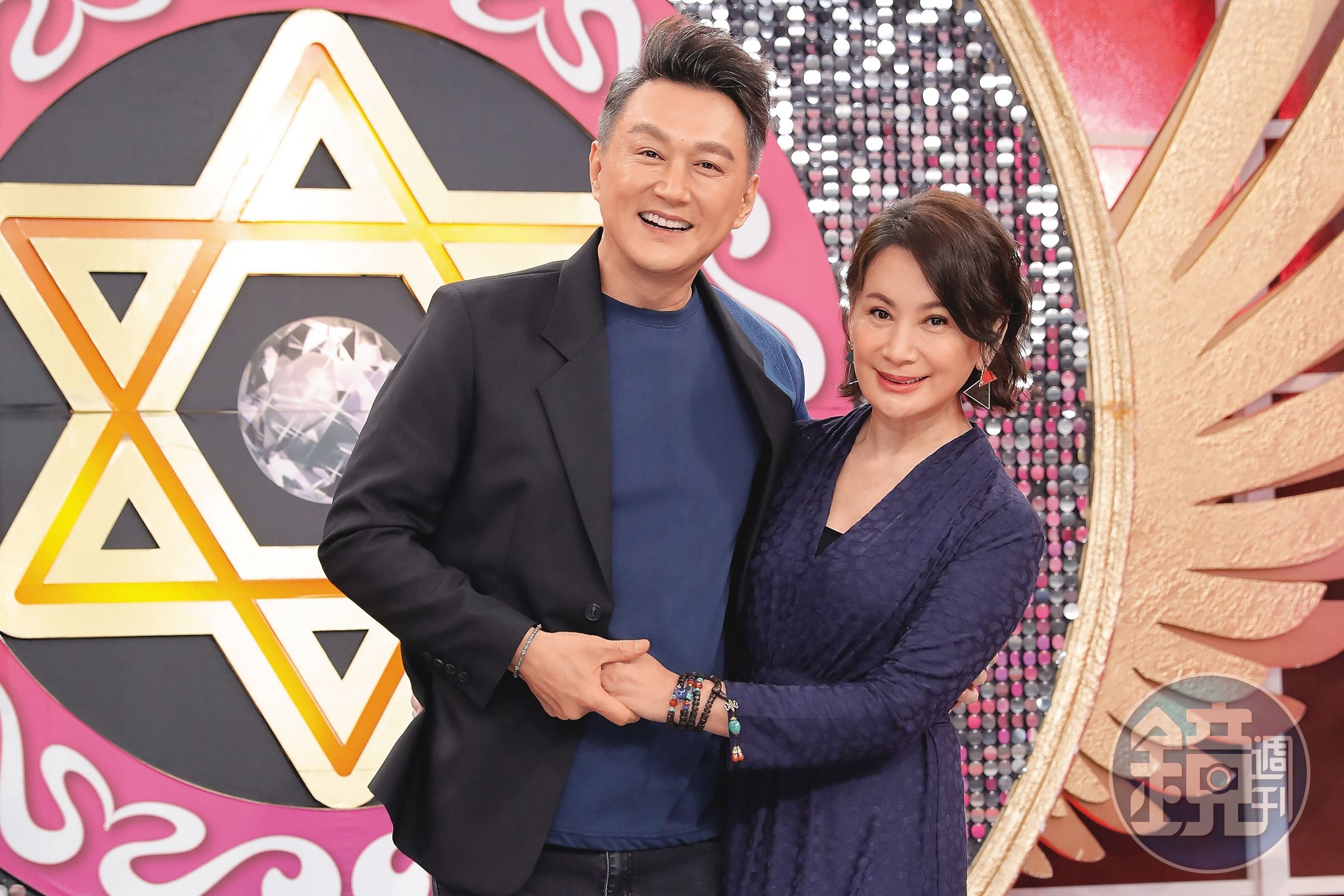 何篤霖(左)主持《命運好好玩》長達22年,近年搭檔陳亞蘭(右),傳出因製作單位降薪協商破局,雙雙退出節目。
