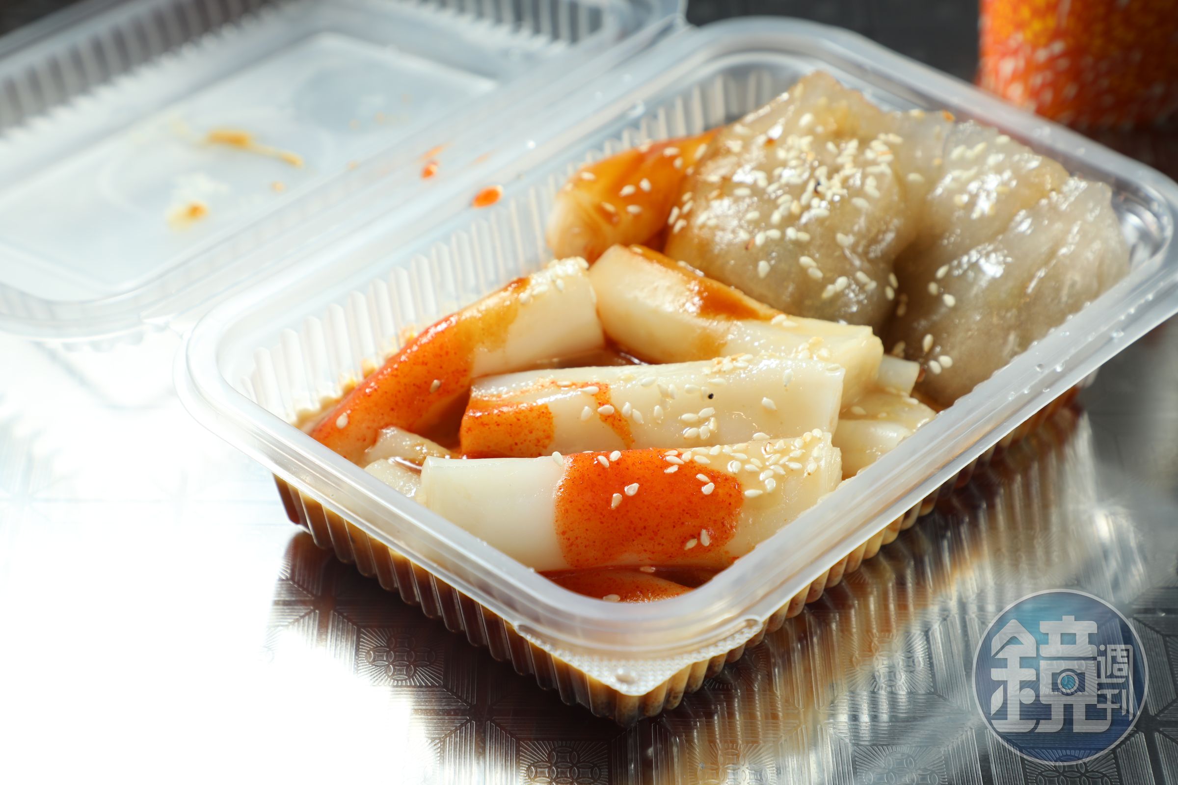 又Q又香的招牌「腸粉」(左,港幣11元/小份)與外皮Q彈包裹著豐富餡料的「粉果」(右,港幣11元/2粒)。