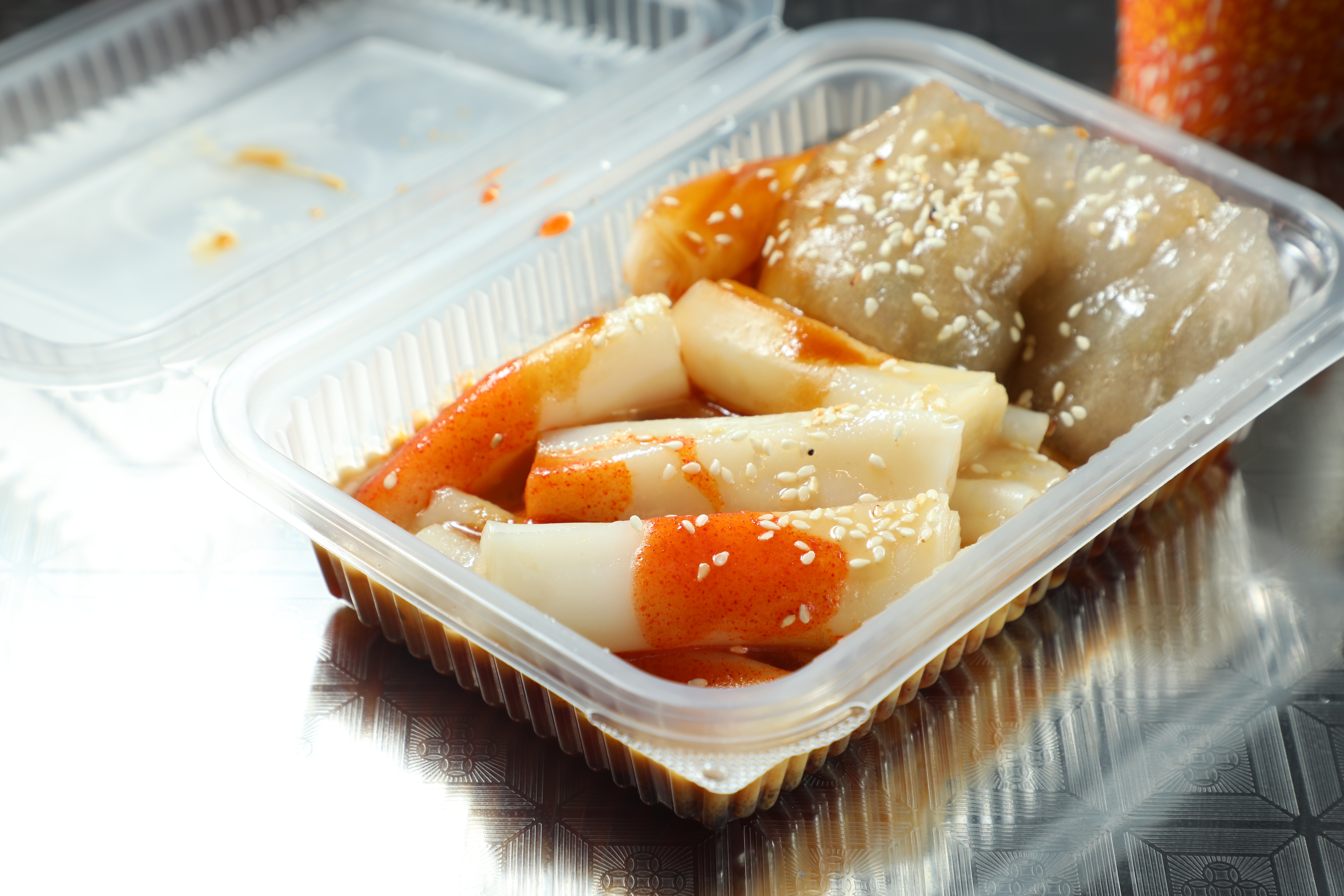 又Q又香的招牌「腸粉」（左，港幣11元／小份）與外皮Q彈包裹著豐富餡料的「粉果」（右，港幣11元／2粒）。