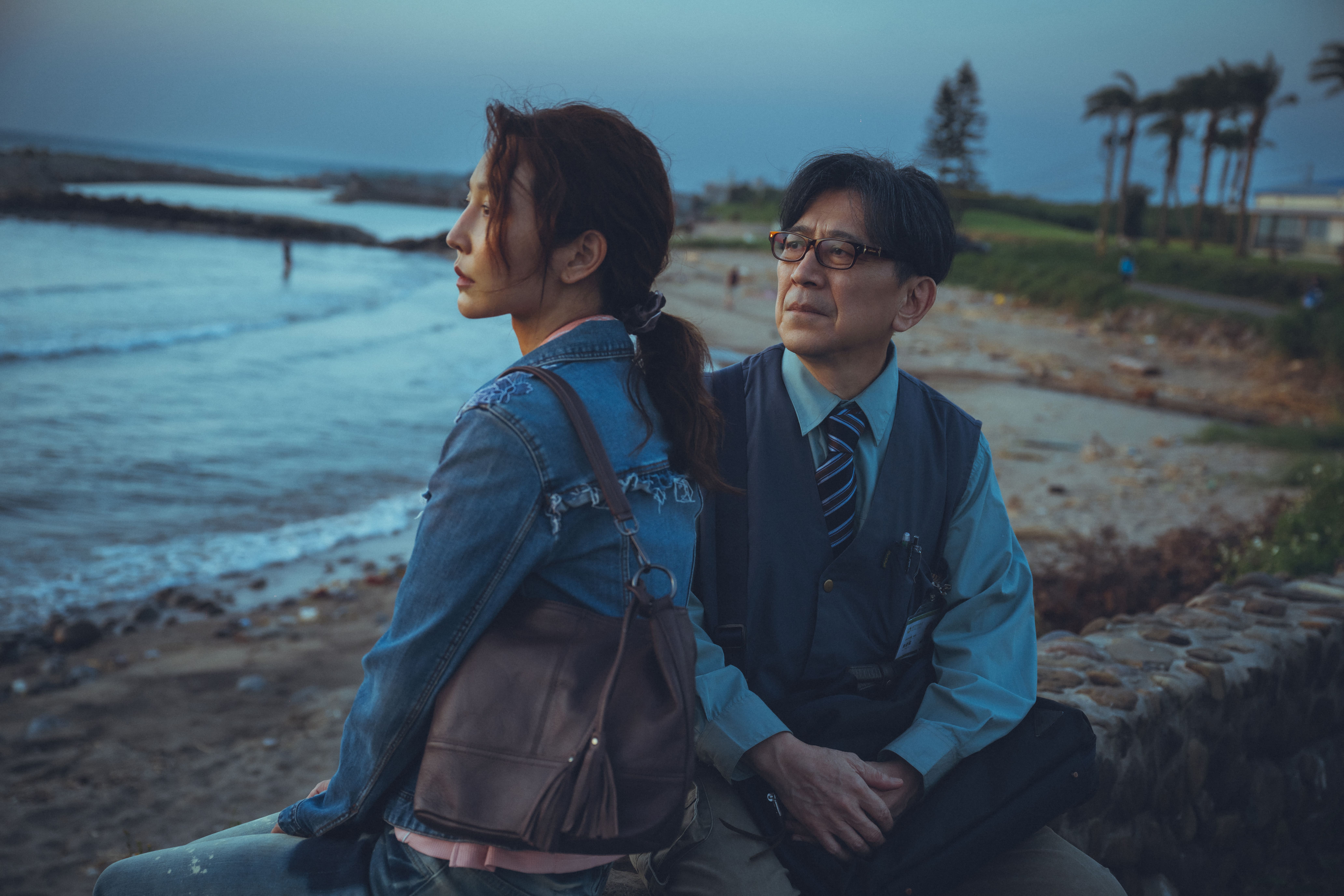 五堅情全新單曲〈慶記〉MV由殷振豪導演執導,高捷與曾莞婷演繹一段海產店背景下的淒美愛情。(滾石唱片提供)