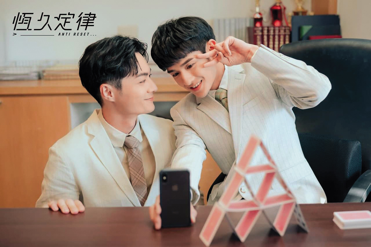 吳秉宸(左)靠BL劇《恆久定律》成功獲得觀眾矚目。右為黃禮豐。