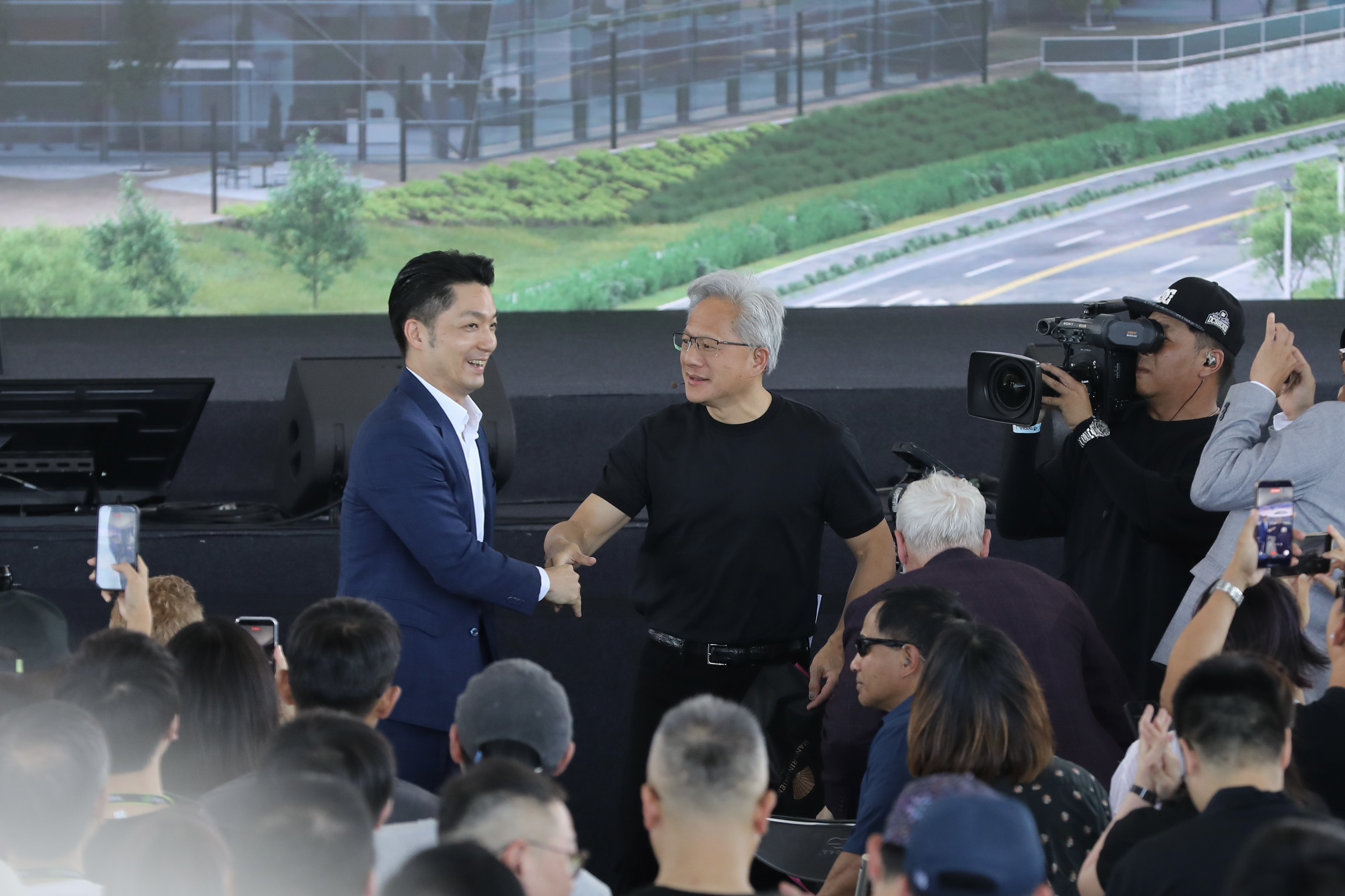 輝達執行長黃仁勳向台北市長蔣萬安提到需要電力。