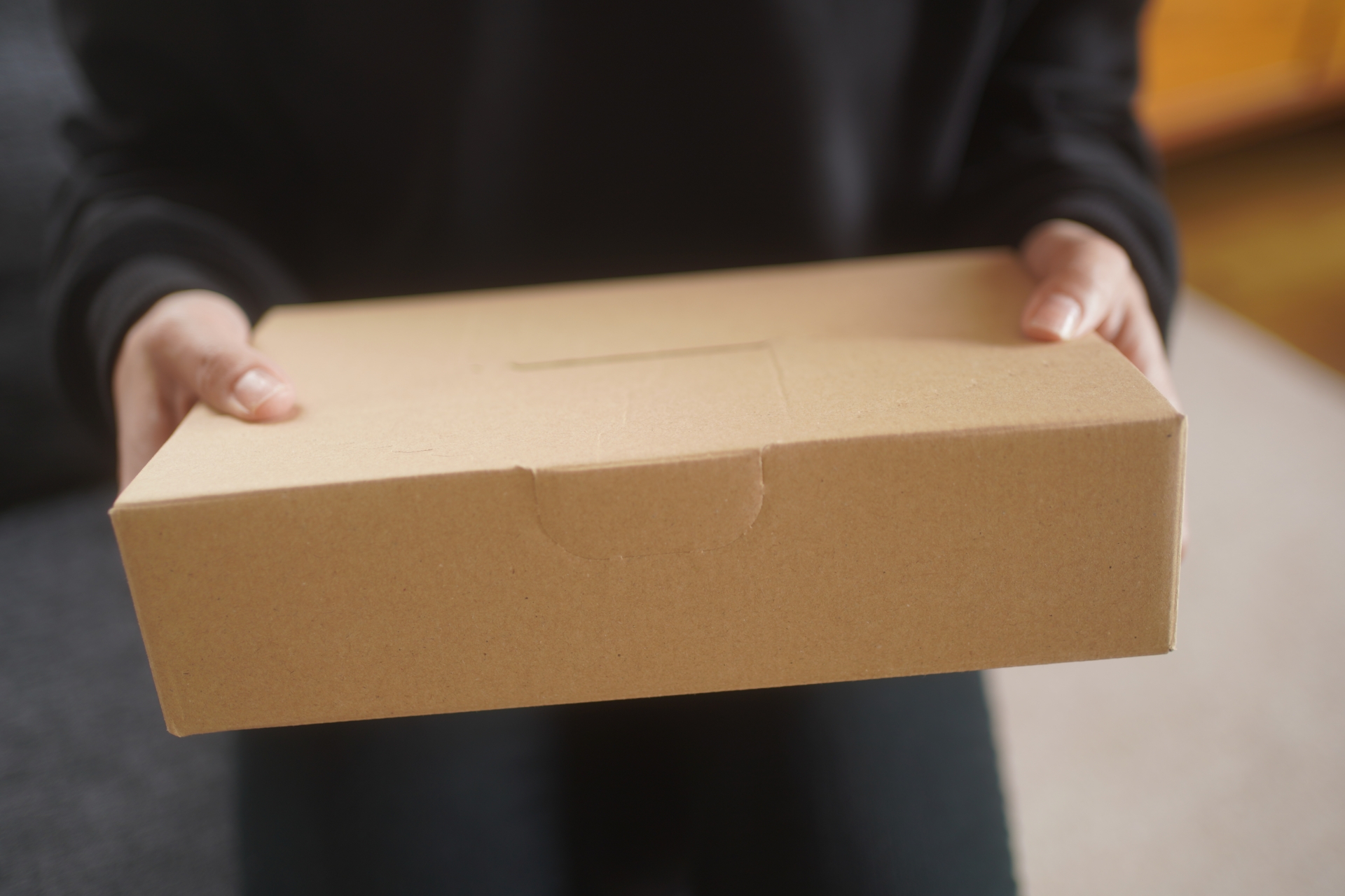 一名人妻透露自己順手拆了一個包裹，沒想到拆到婆婆購買的情趣用品，讓她羞爆。（示意圖，photoAC）