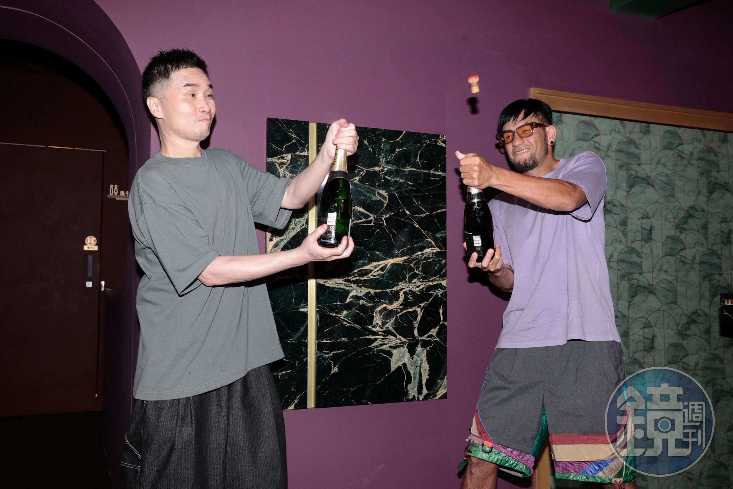 張震嶽（右）與黃冠豪在慶功宴開香檳開心慶祝成為金曲贏家。