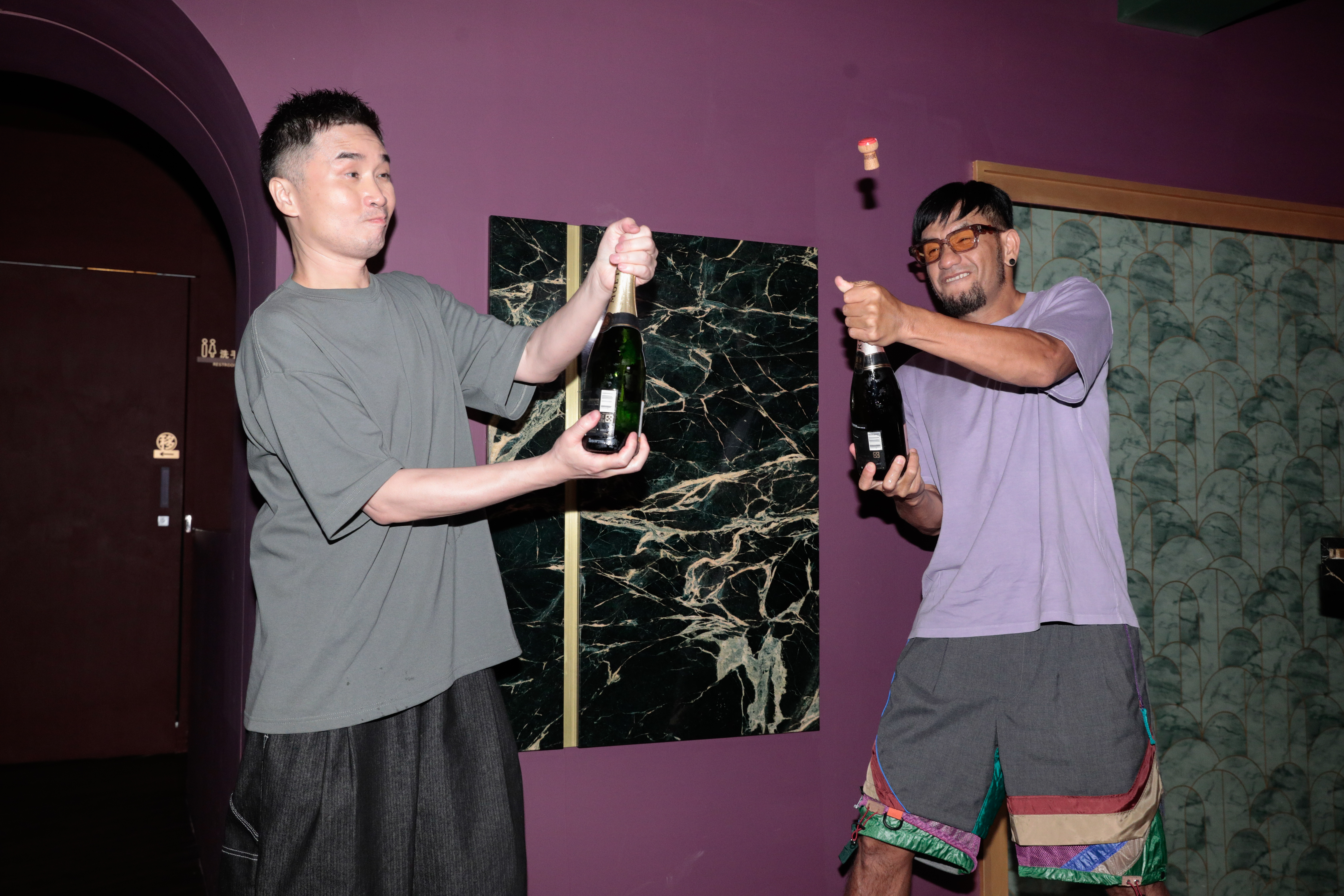 張震嶽（右）與黃冠豪在慶功宴開香檳開心慶祝成為金曲贏家。