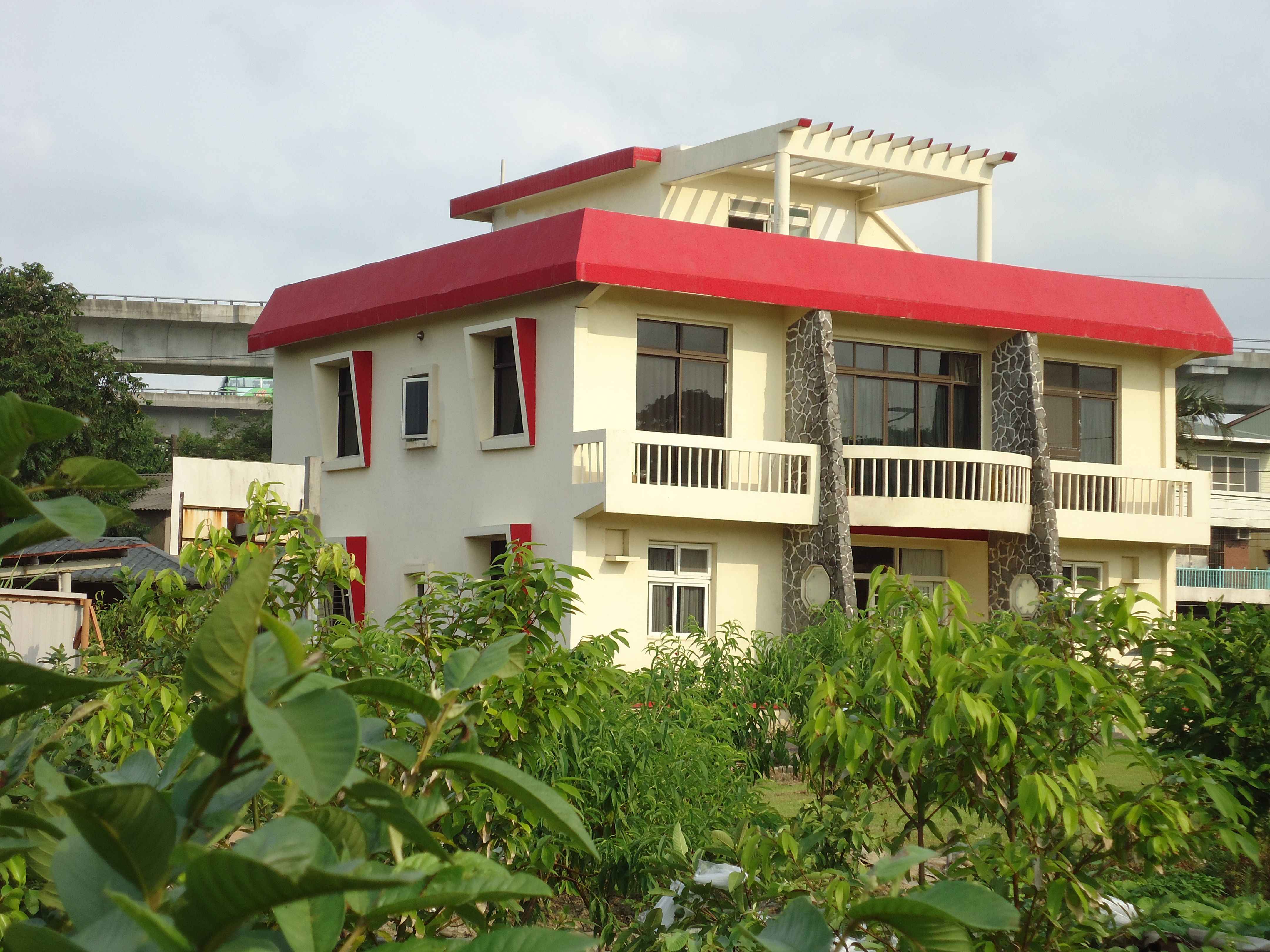 落成後過了近50年，但即使以現在的房屋審美來看，房屋設計依然簡潔好看。（戴雲發提供）