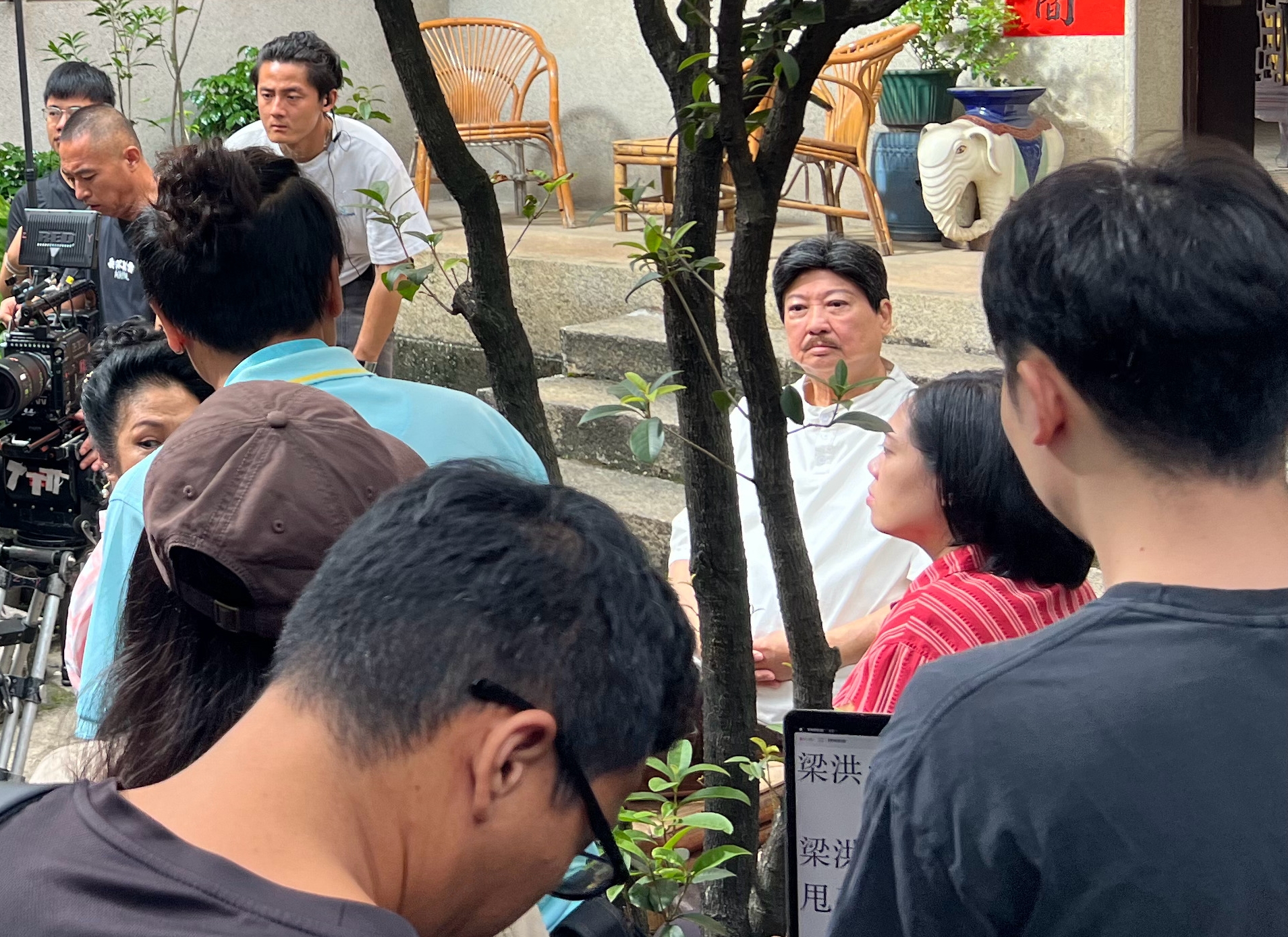 洪金寶近日現身廣東佛山拍攝新片《佛山功夫少年》，戴上黑假髮的他看起來年輕不少。（敖嘉年微博）