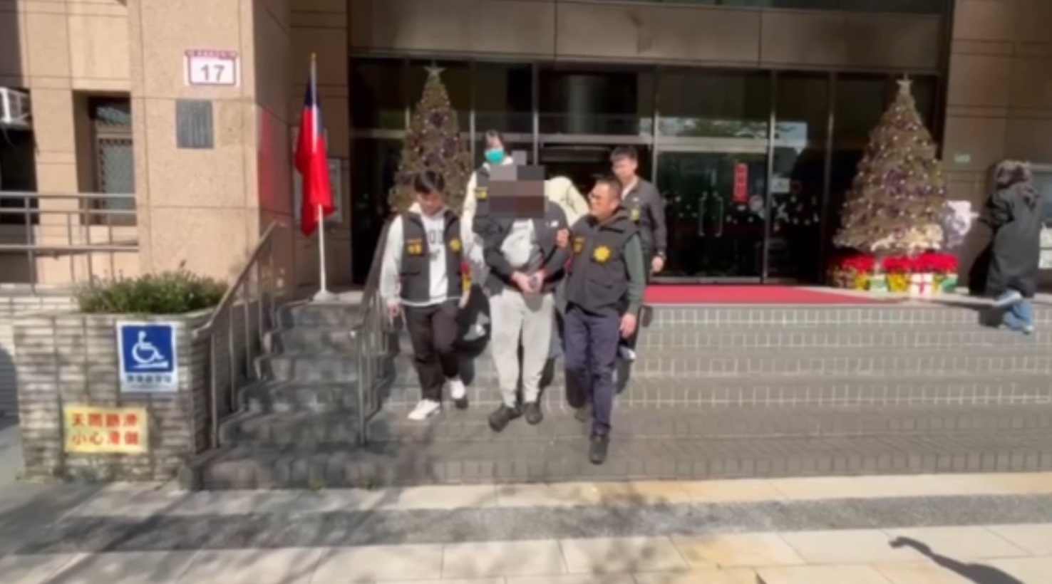 警方循線逮捕在網路徵人行搶的蔡姓夫妻。（翻攝畫面）