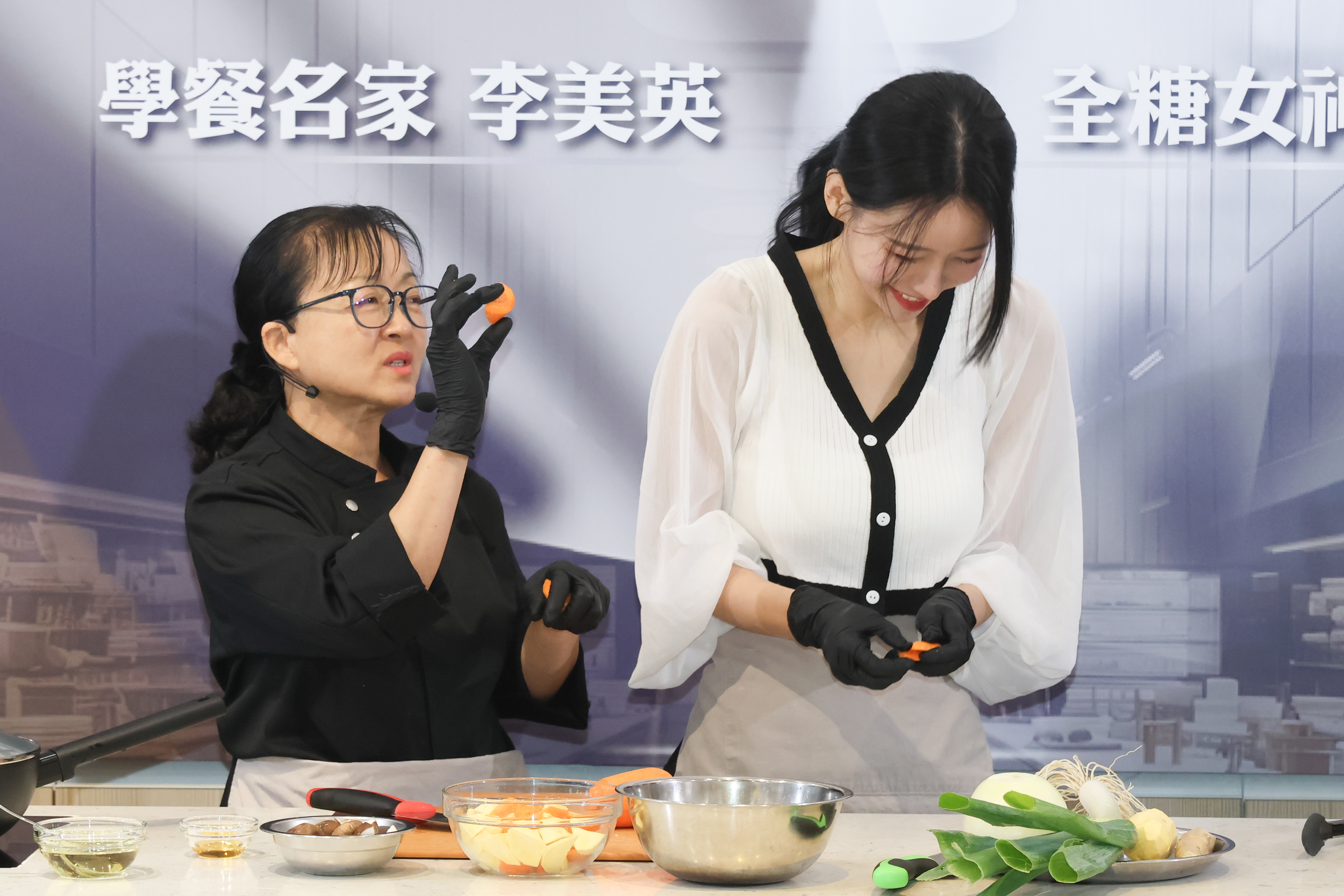 學餐名家李美英嫌棄李雅英切的紅蘿蔔太薄，讓她很不好意思。