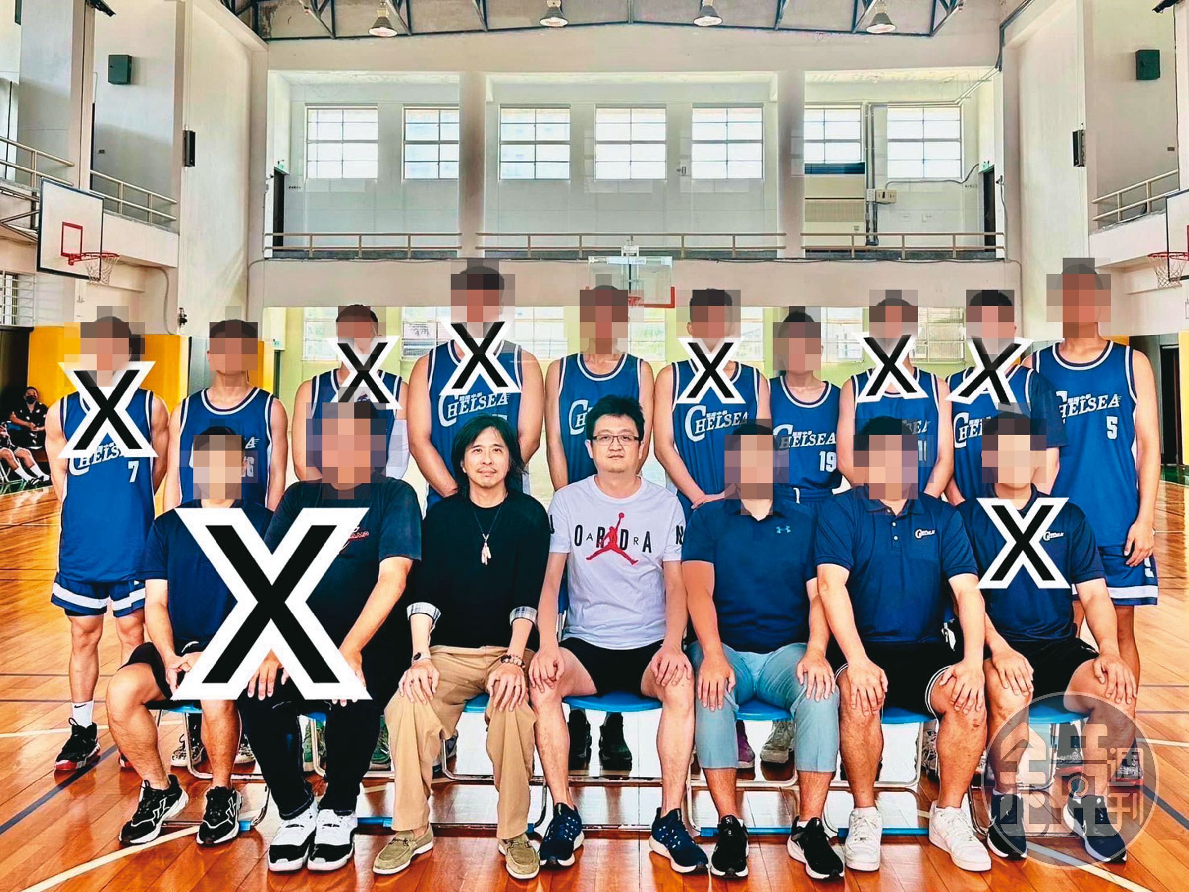邵之雋(前排左4)透過教育部政務次長葉丙成(前排左3)挖角多名球員至開南高中,但已有多人(打X者)退隊。(讀者提供)