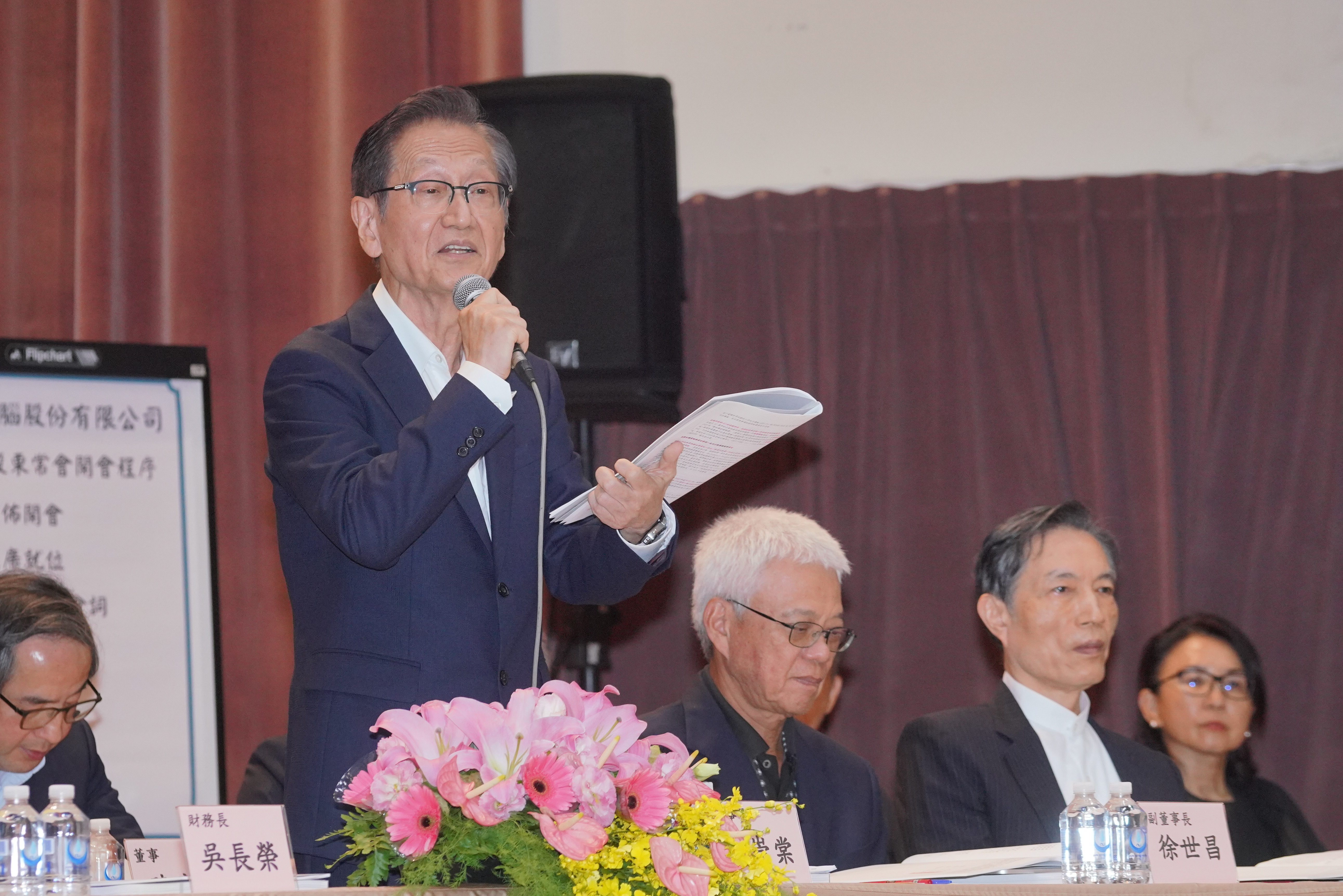 施崇棠看好機器人應用在醫療和教育領域。