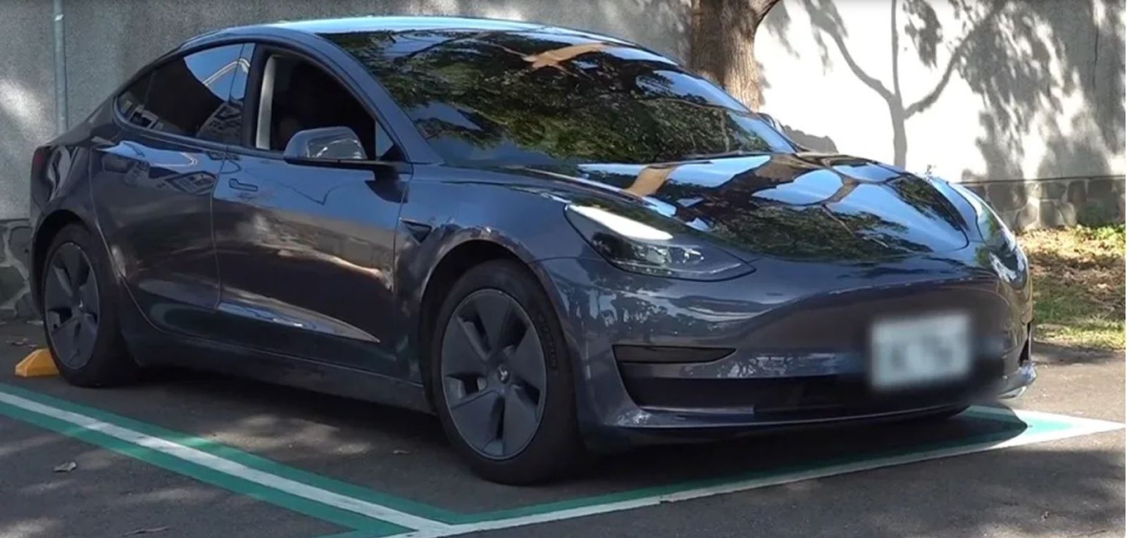 林姓車主表示,特斯拉稱車輛自撞是人為因素,不願賠償4萬元修理費用。(翻攝東森新聞)