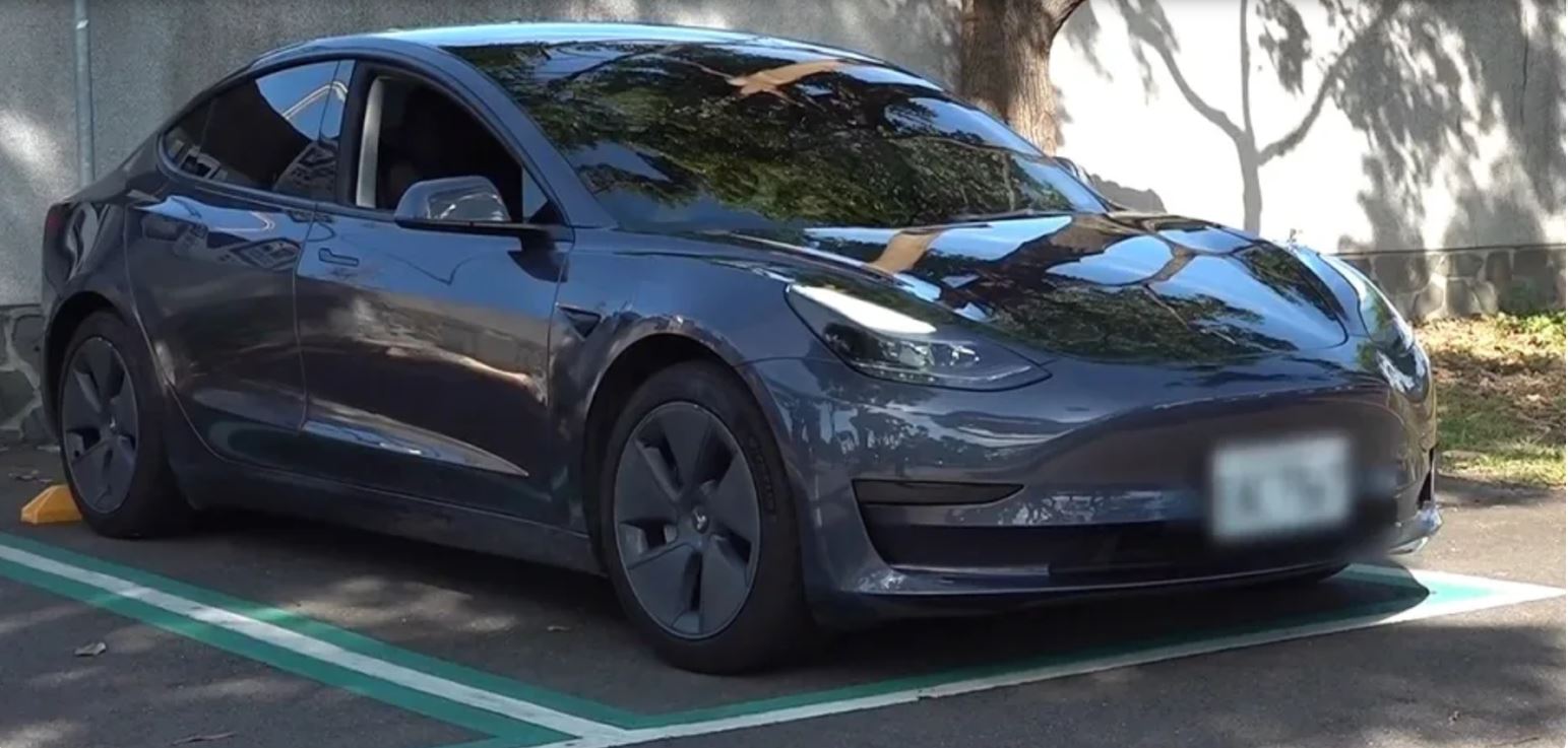 林姓車主表示，特斯拉稱車輛自撞是人為因素，不願賠償4萬元修理費用。（翻攝東森新聞）
