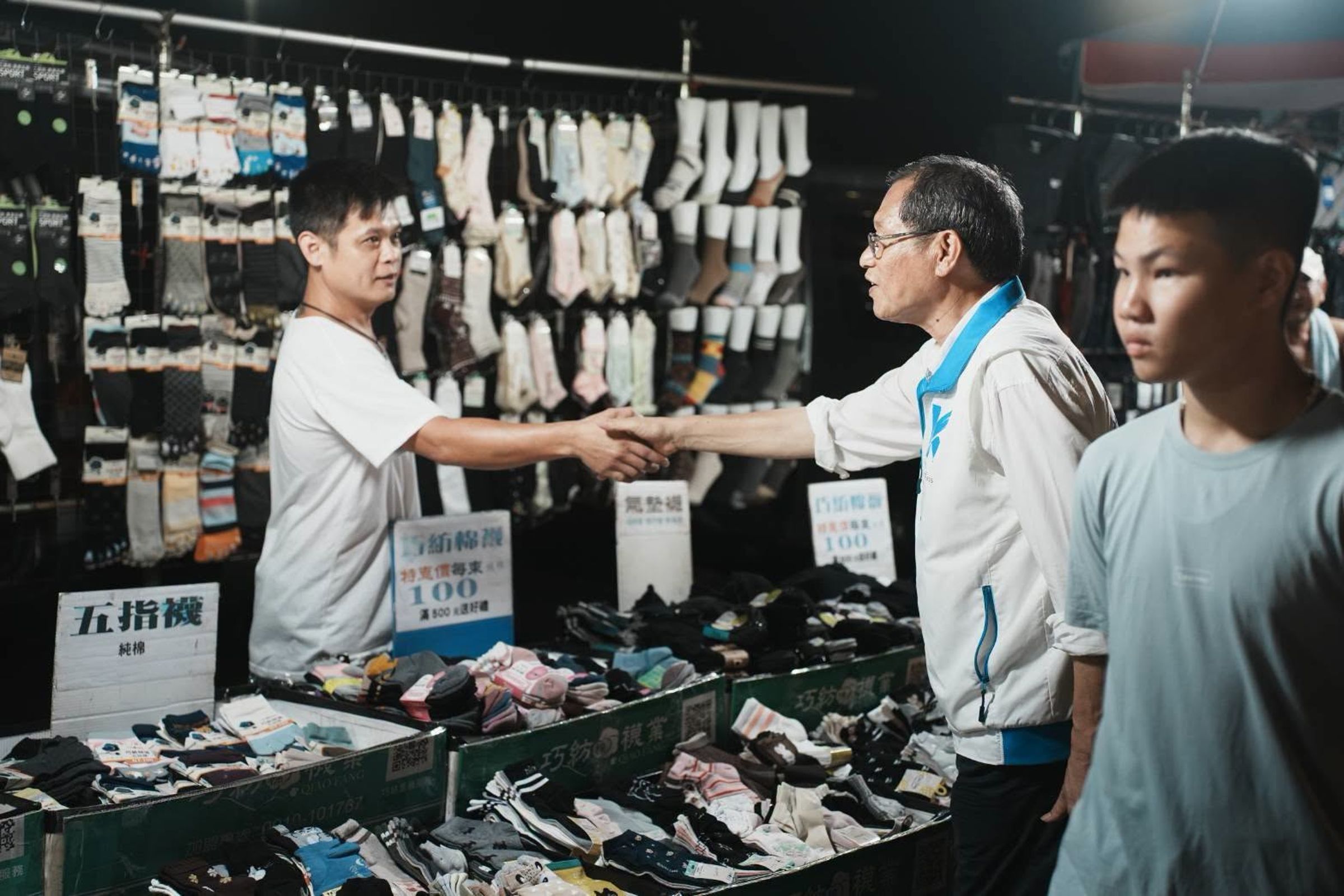 蘇清泉在臉書分享，赴潮洲愛國夜市拜票時的「突發狀況」。（翻攝蘇清泉臉書）