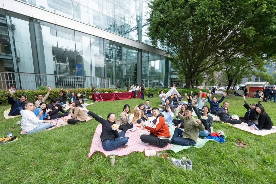 鴻海內湖大樓今日舉辦感恩節活動,邀請員工一起野餐。(鴻海臉書)