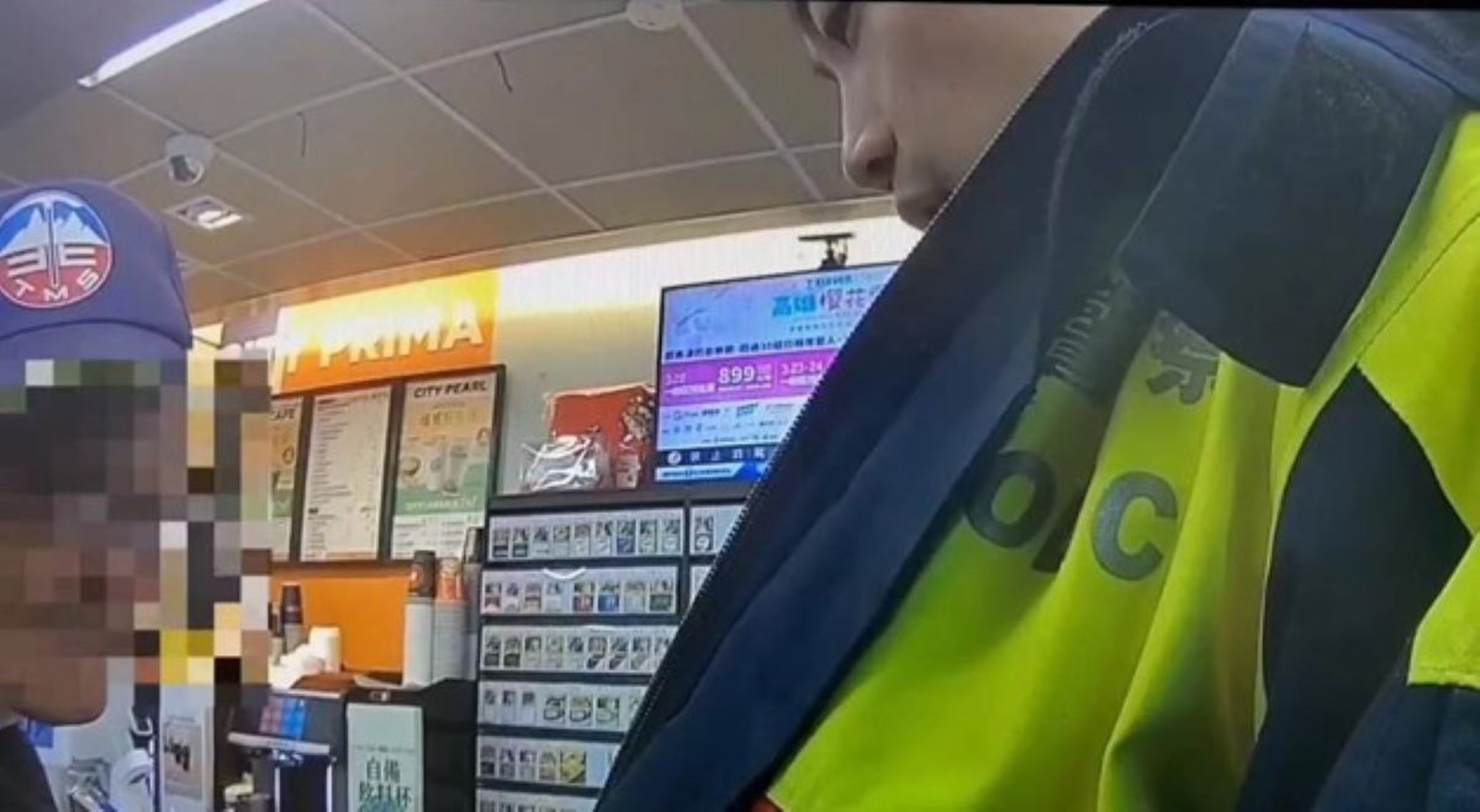 警員上前關心施姓男子。(翻攝畫面)