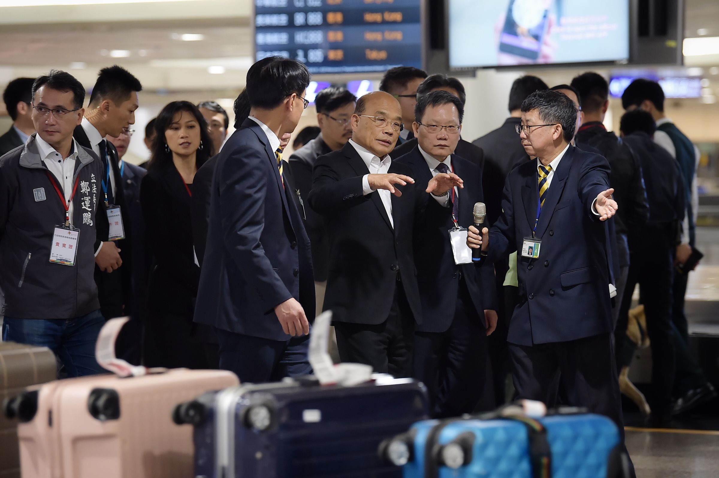 2019年1月14日蘇貞昌上任行政院長第一天,就在各部會及地方政府陪同下到機場視察防疫工作。(行政院提供)