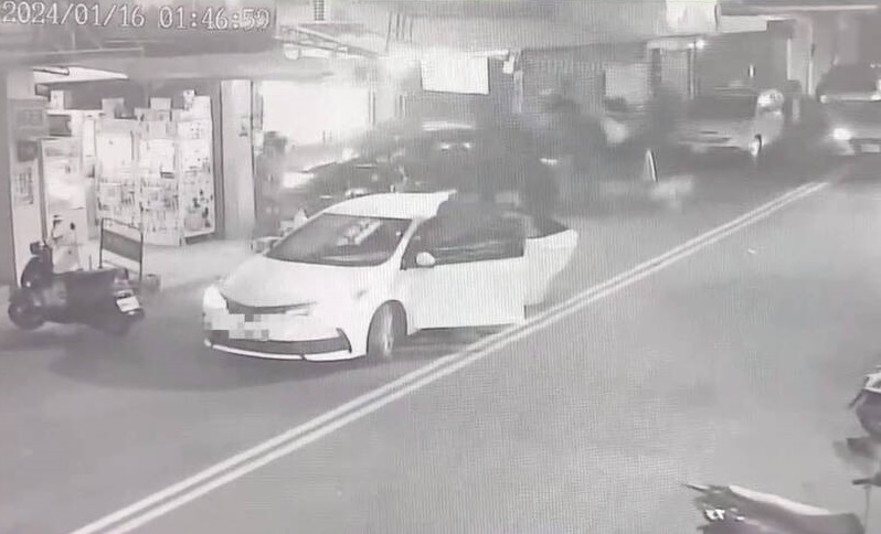 彰化員林兩派地方不良分子發生大亂鬥，黃男駕駛黑色車衝撞前方白車後，再把對方撞進檳榔攤。（翻攝畫面）