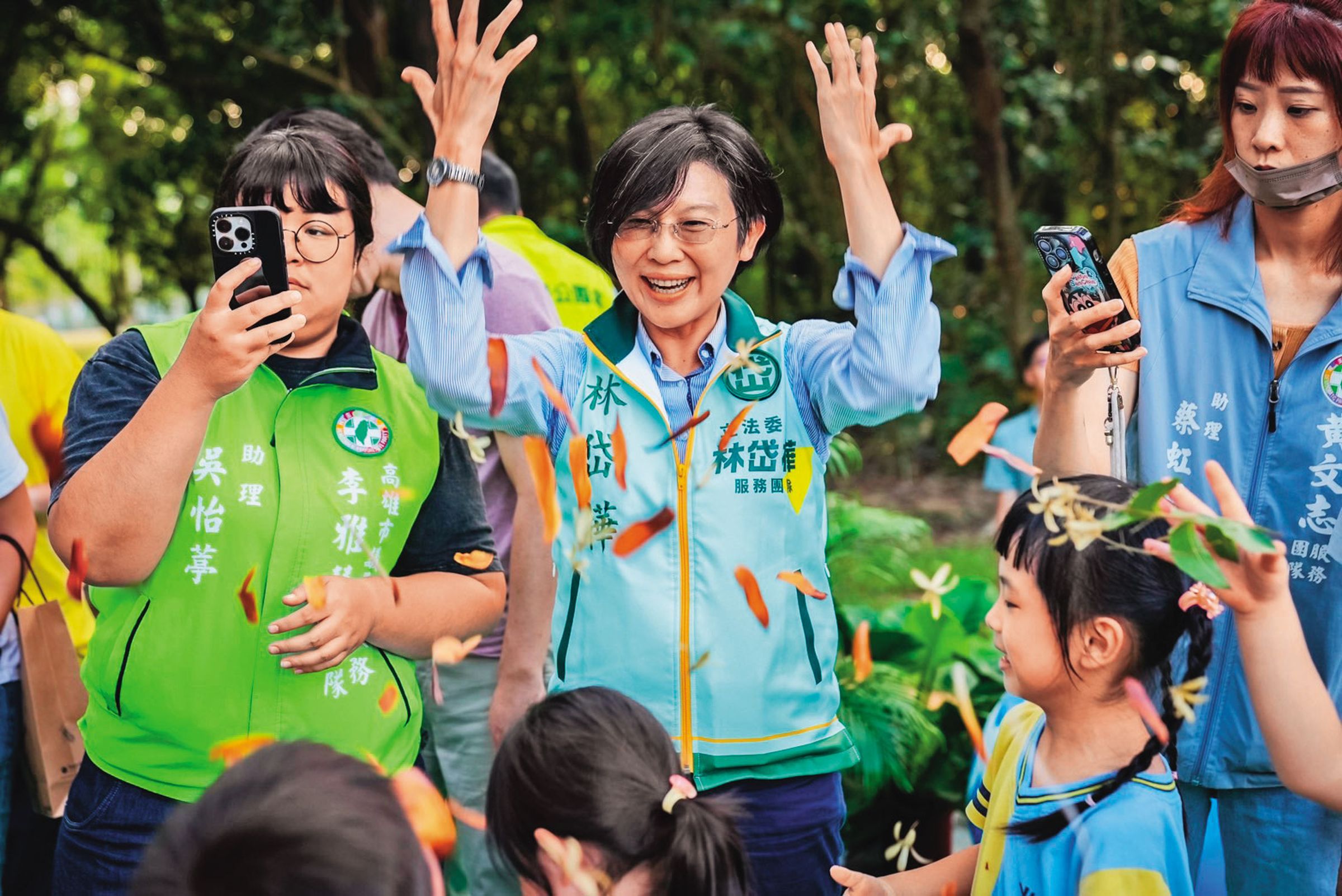 林岱樺（右）跟邱議瑩都在進行形象轉換，經營青年、都會選民。（翻攝林岱樺臉書）