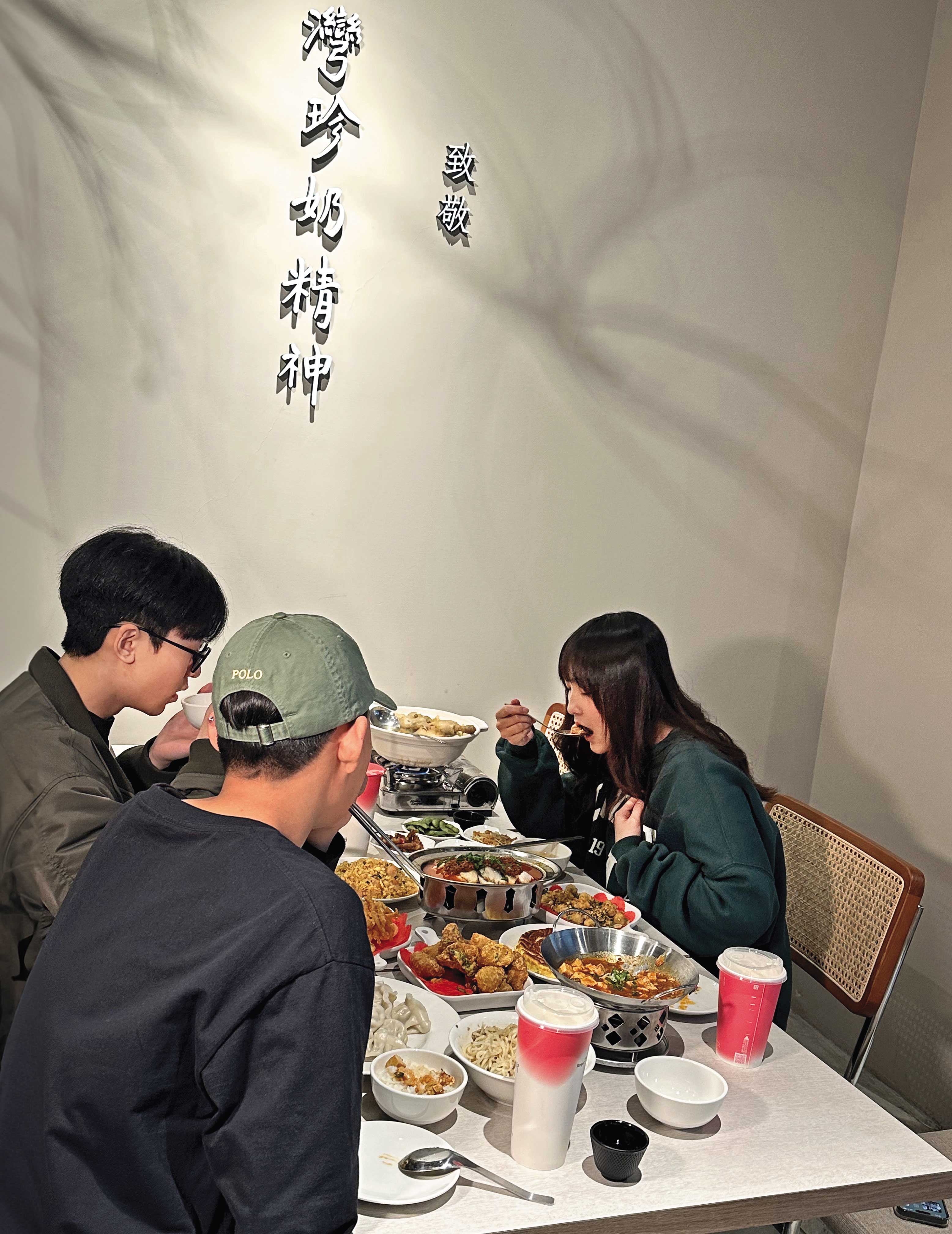 路易莎旗下茶食館「玖仰」，將台灣小吃、熱炒、珍奶巧妙結合。（路易莎提供）