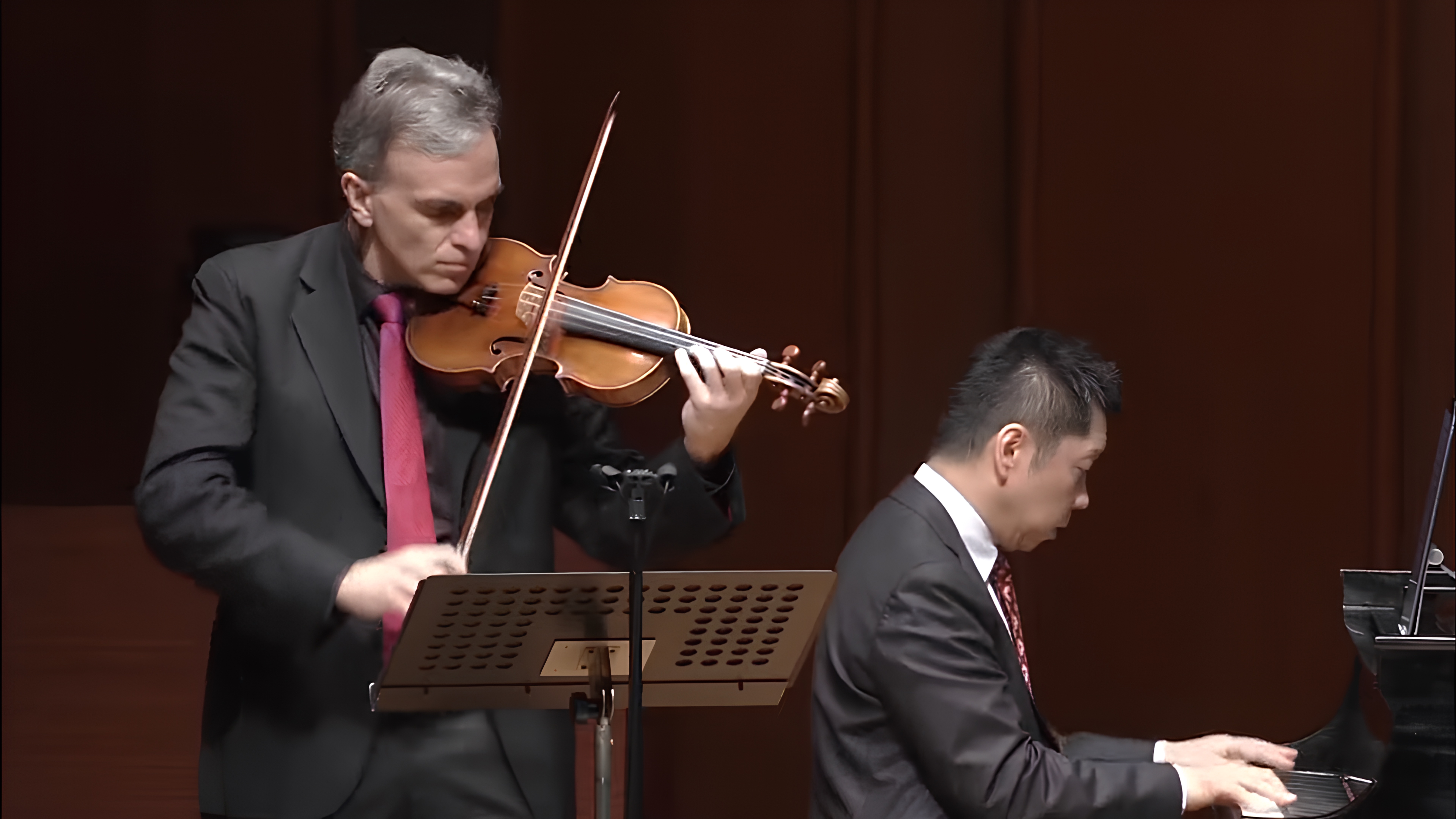 小提琴大師吉夏漢（左）與日本鋼琴家江口玲（右）將再度攜手來台獻藝。（牛耳藝術提供）