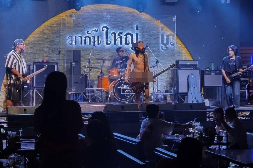 樂團主唱當眾脫光衣服，全裸彈吉他演出，現場滿座顧客驚呼聲連連。（翻攝畫面）