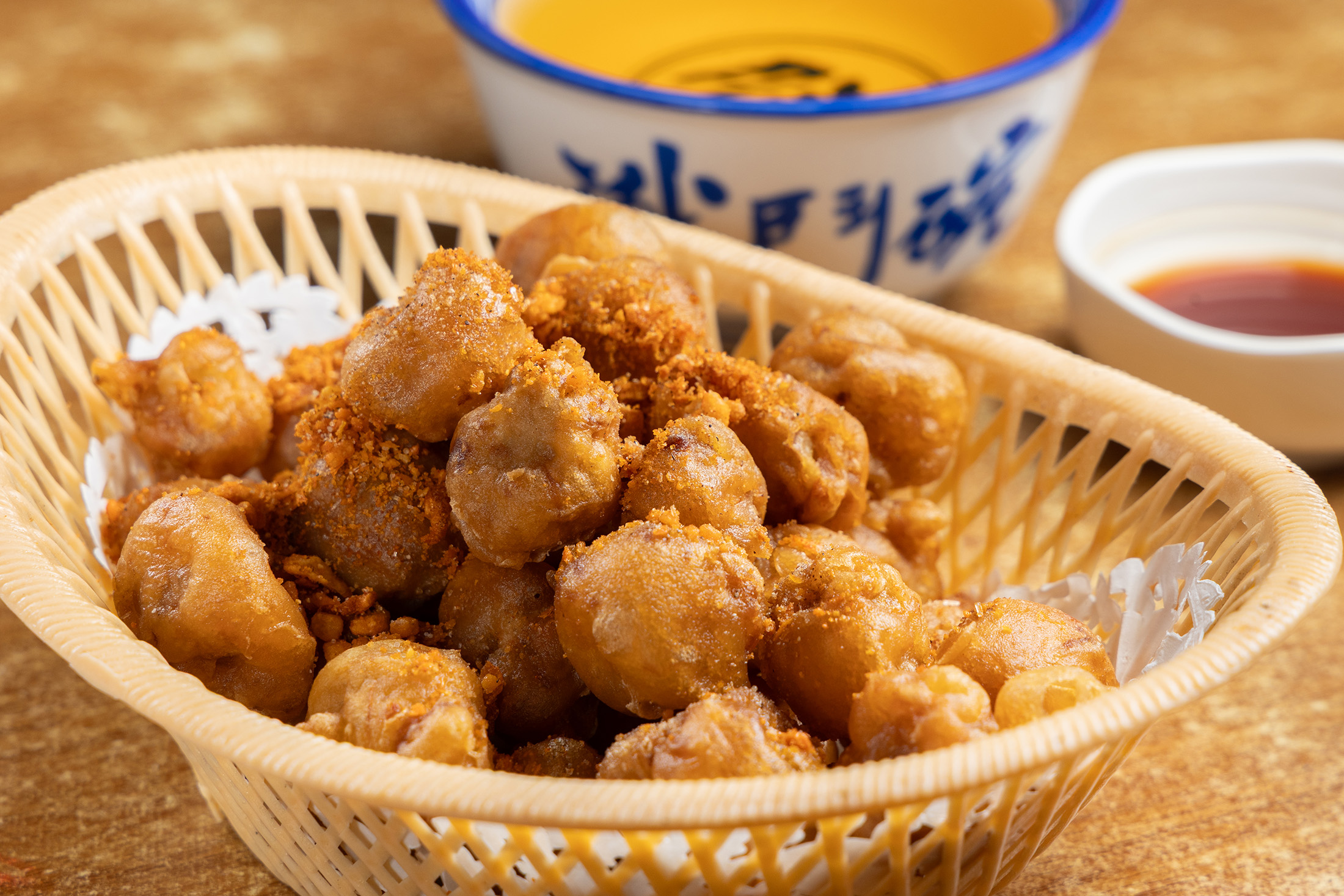 彈牙脆口的「椒鹽八爪魚咀」，是店內牆上力薦的必點小食。（港幣85元／份，約NT$328）